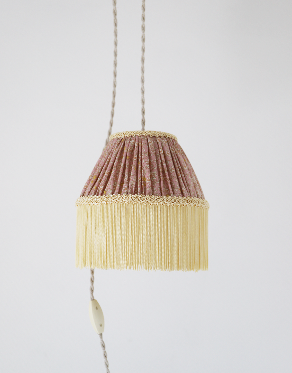Petite baladeuse vintage, fleurie avec finition franges