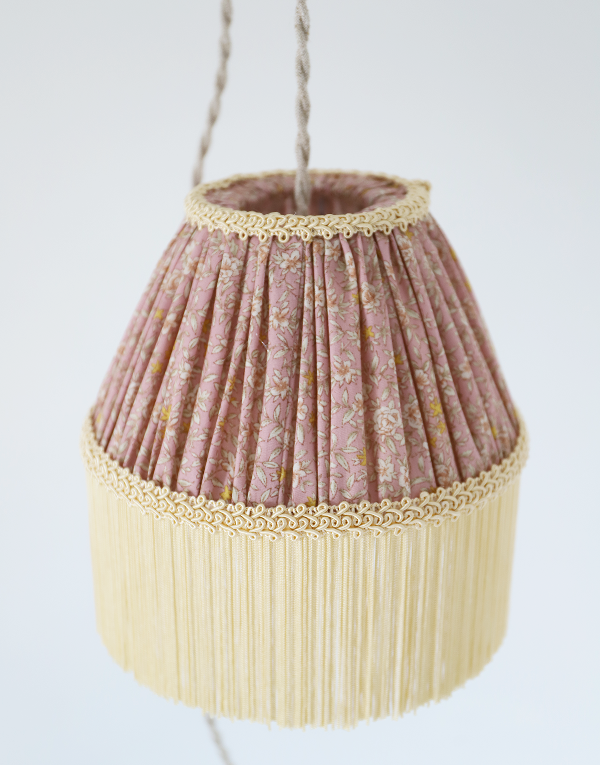 Petite baladeuse vintage, fleurie avec finition franges