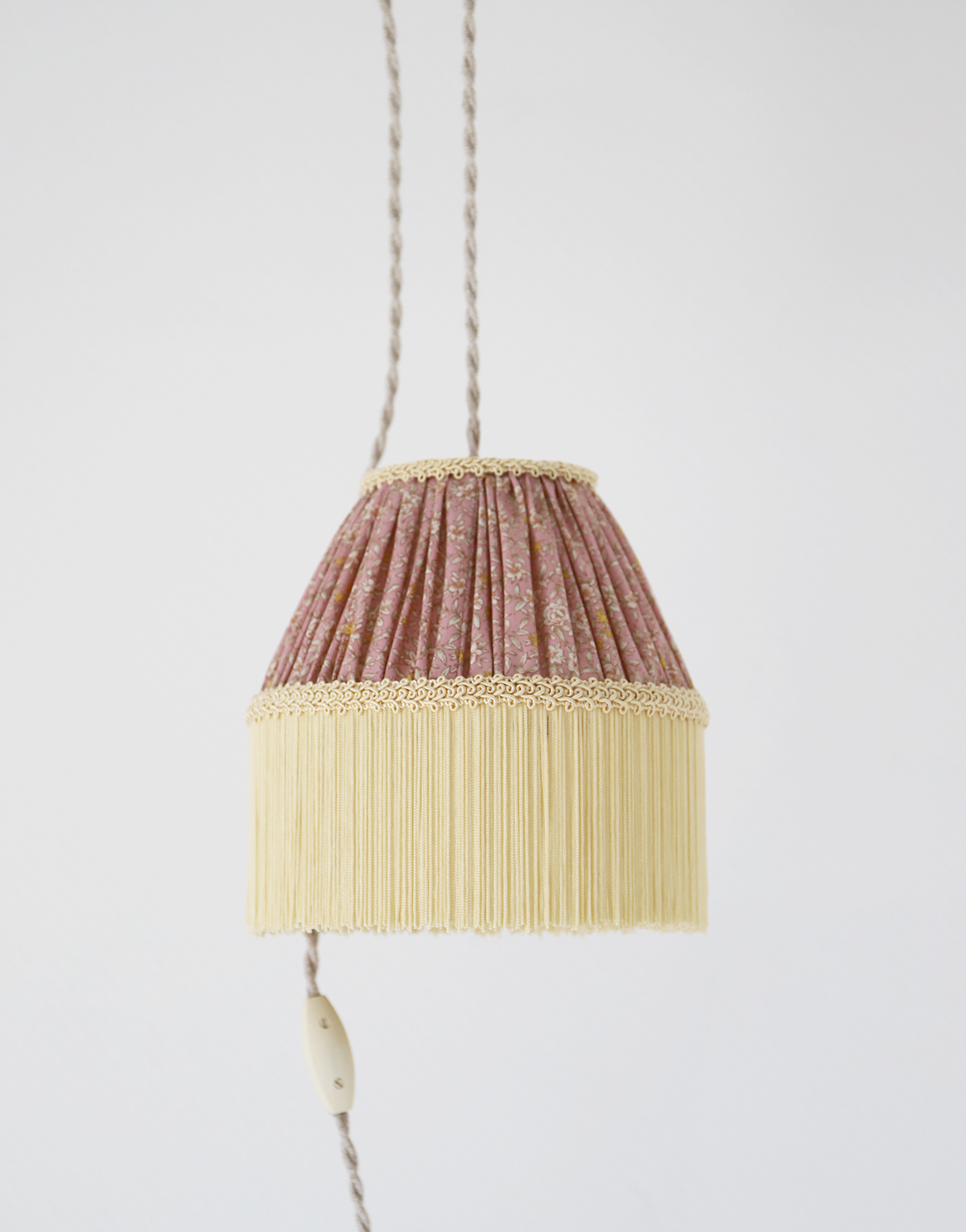 Petite baladeuse vintage, fleurie avec finition franges