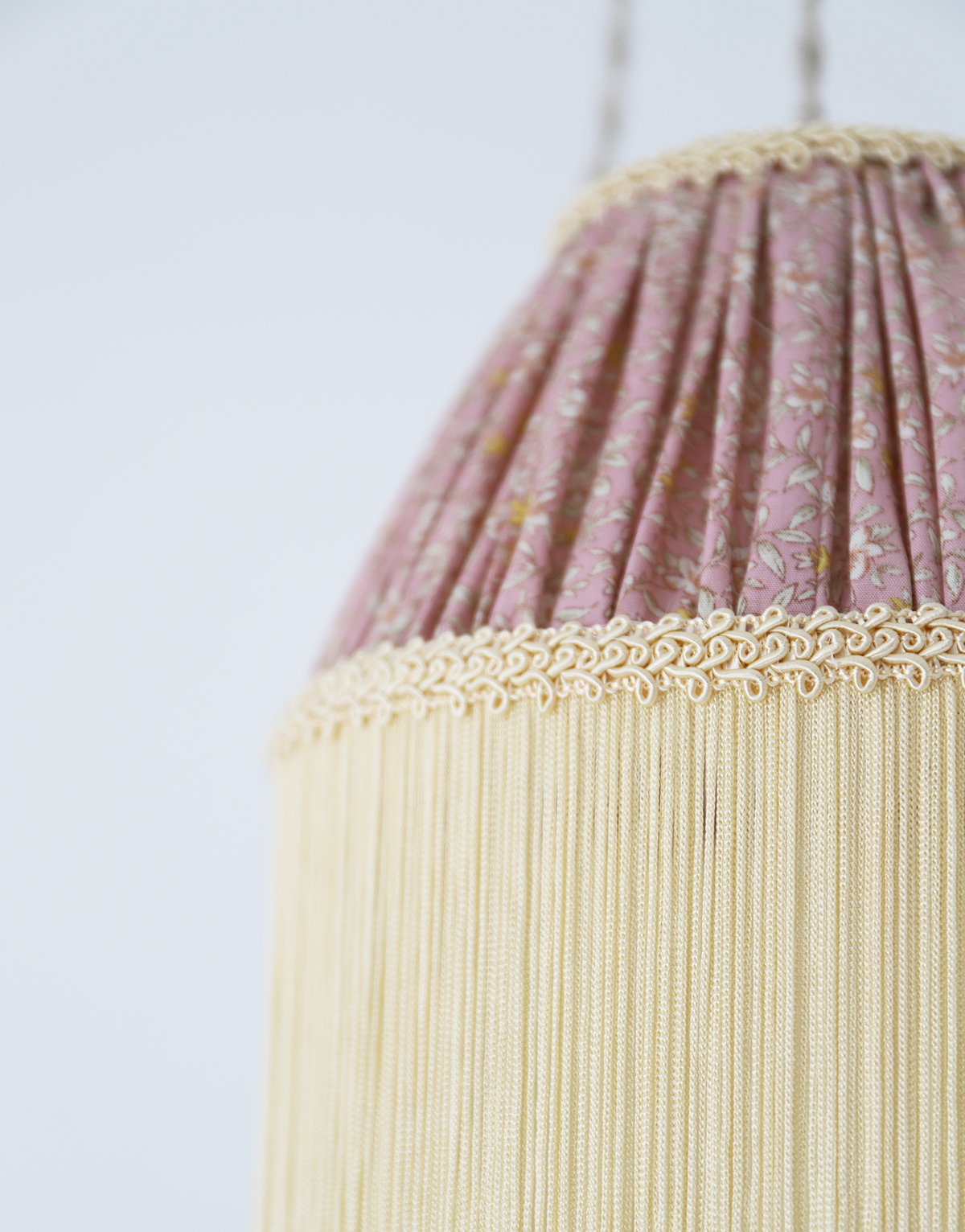 Petite baladeuse vintage, fleurie avec finition franges