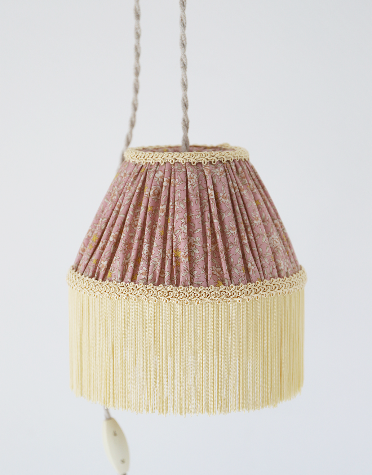 Petite baladeuse vintage, fleurie avec finition franges