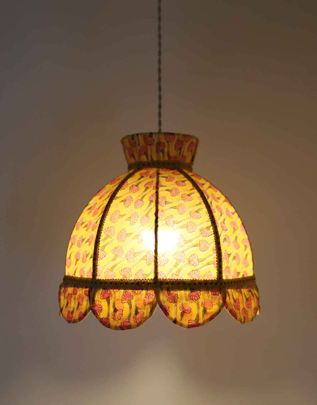 Suspension vintage textile imprimée, forme dôme avec petite couronne