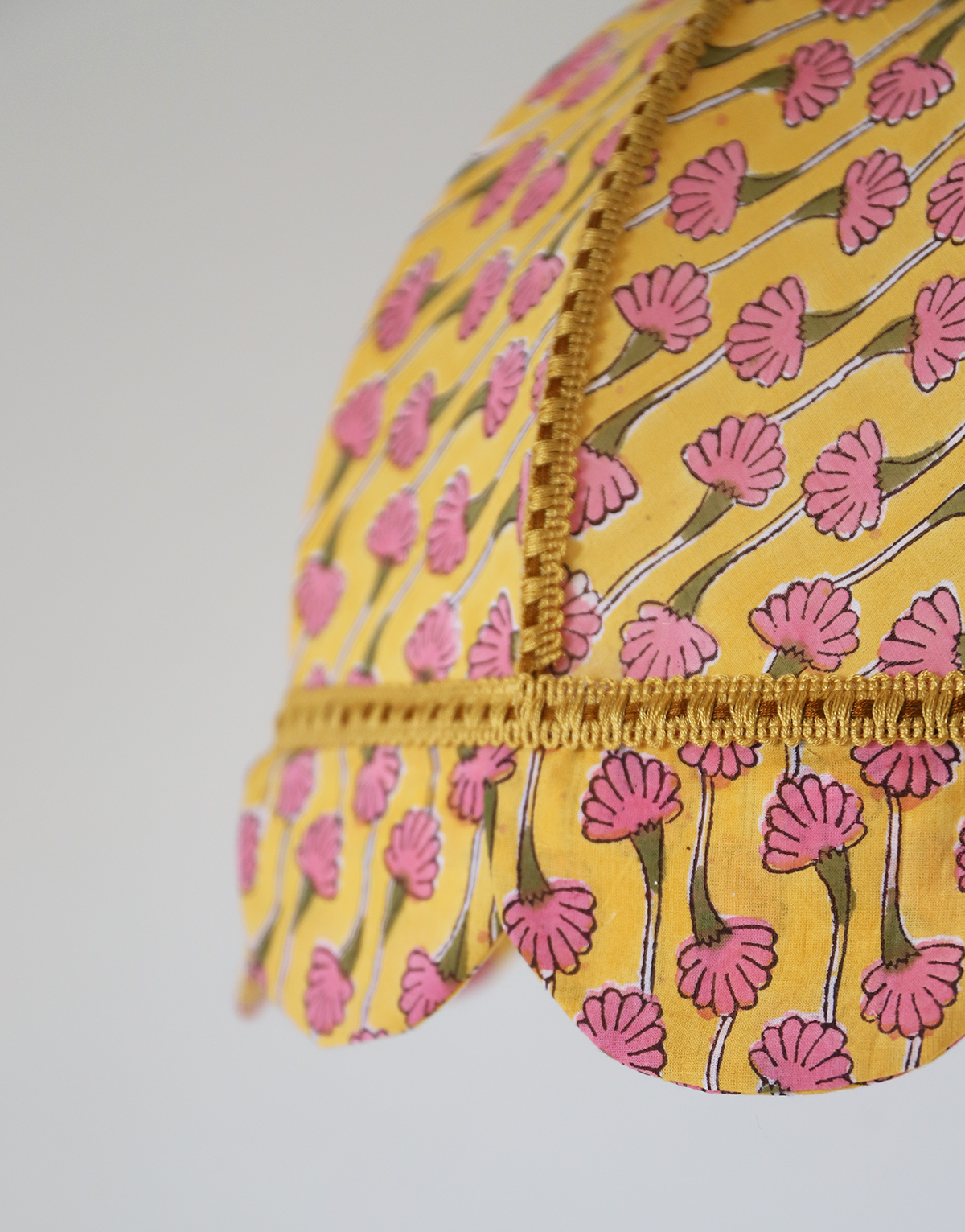 Suspension vintage textile imprimée, forme dôme avec petite couronne