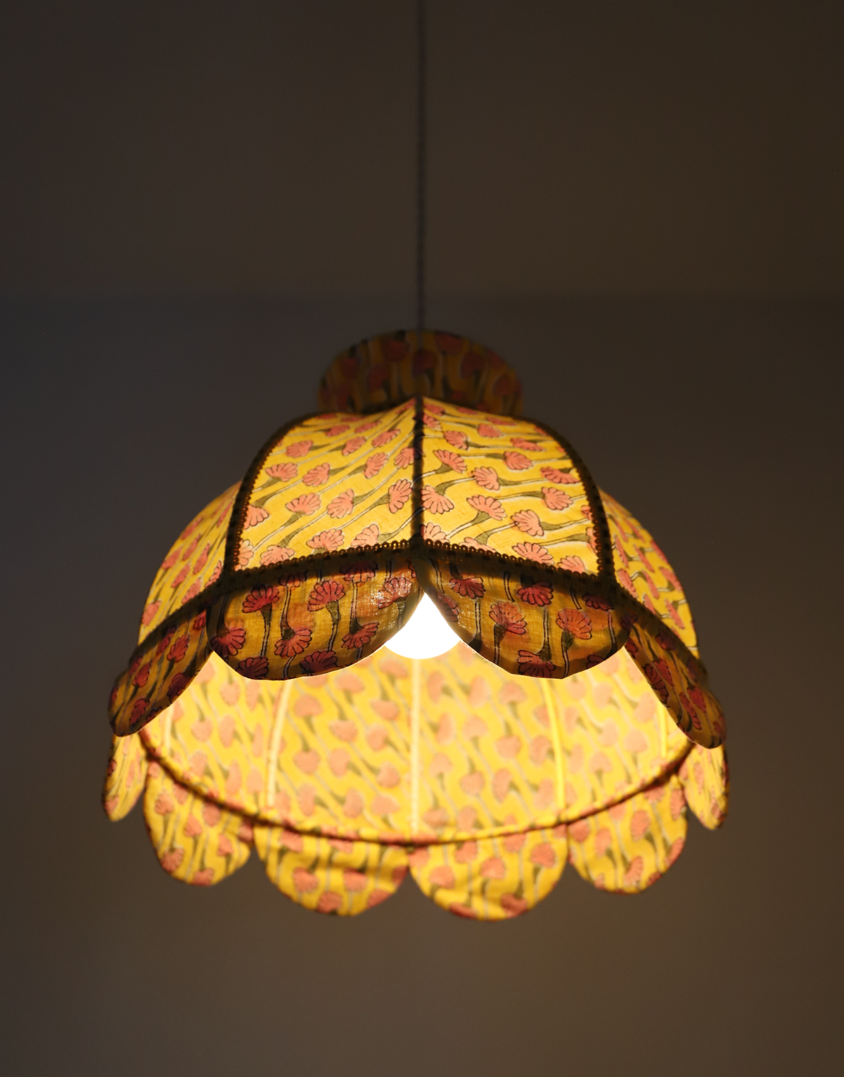 Suspension vintage textile imprimée, forme dôme avec petite couronne
