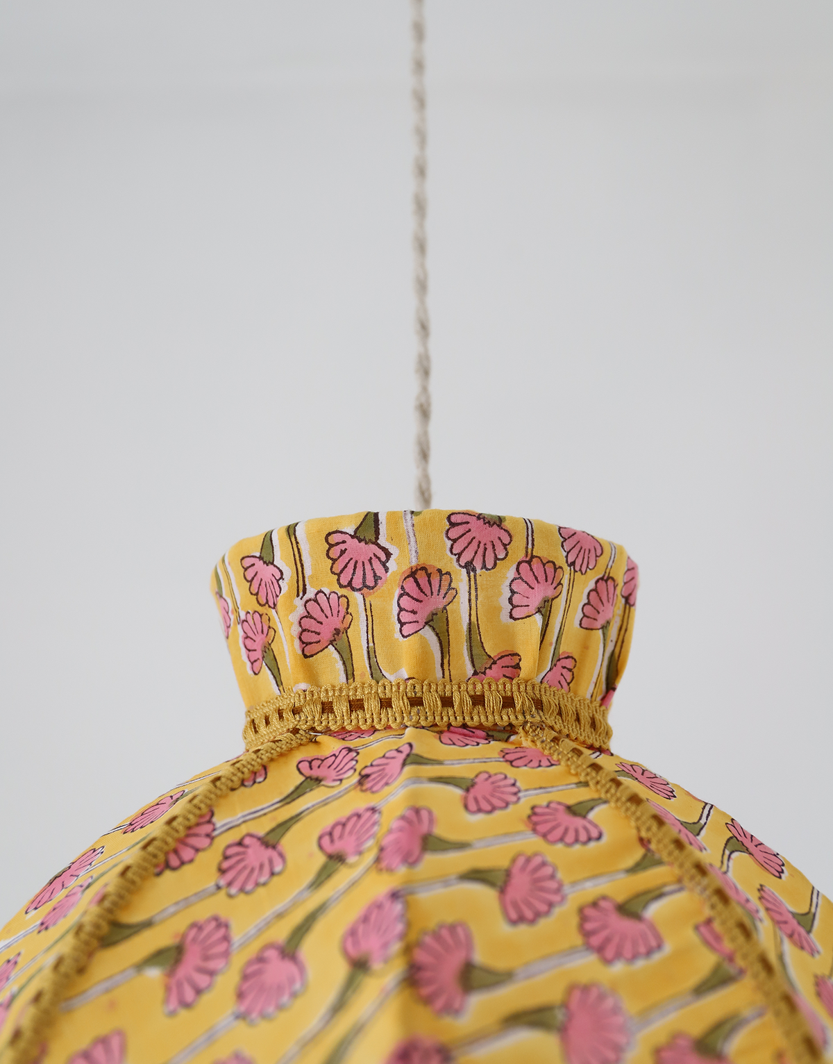 Suspension vintage textile imprimée, forme dôme avec petite couronne