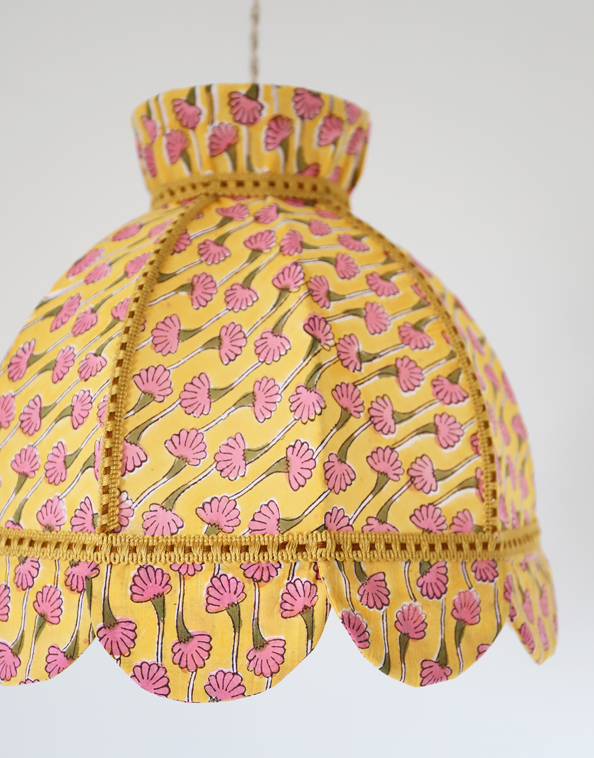 Suspension vintage textile imprimée, forme dôme avec petite couronne