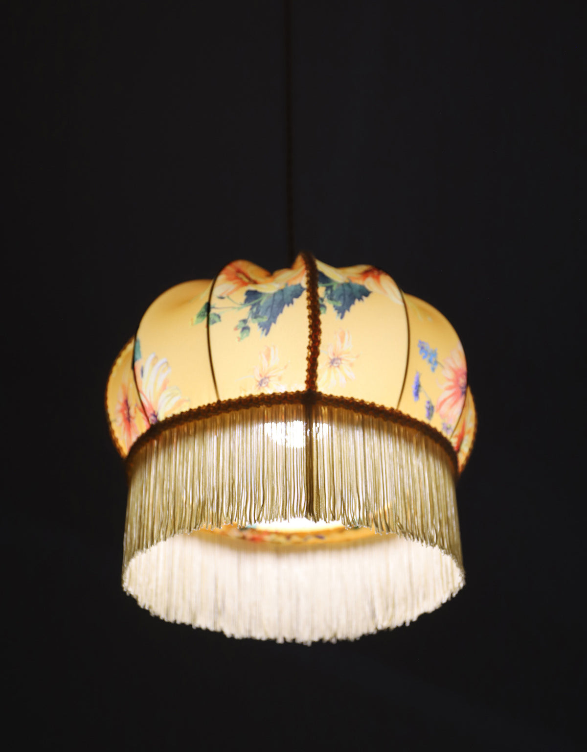 Suspension vintage recyclée — Carcasse ballon et habillage Dahlias jaunes