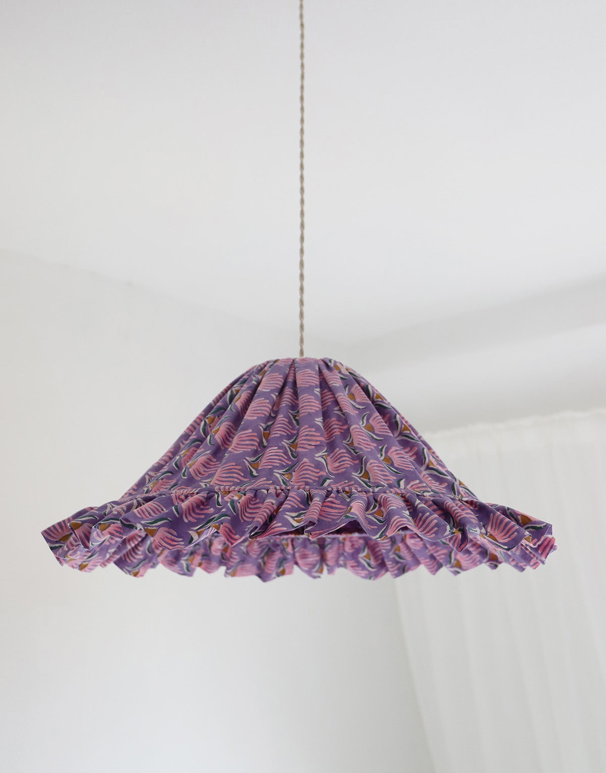 Suspension conique avec volant Emilia "purple shell flowers"