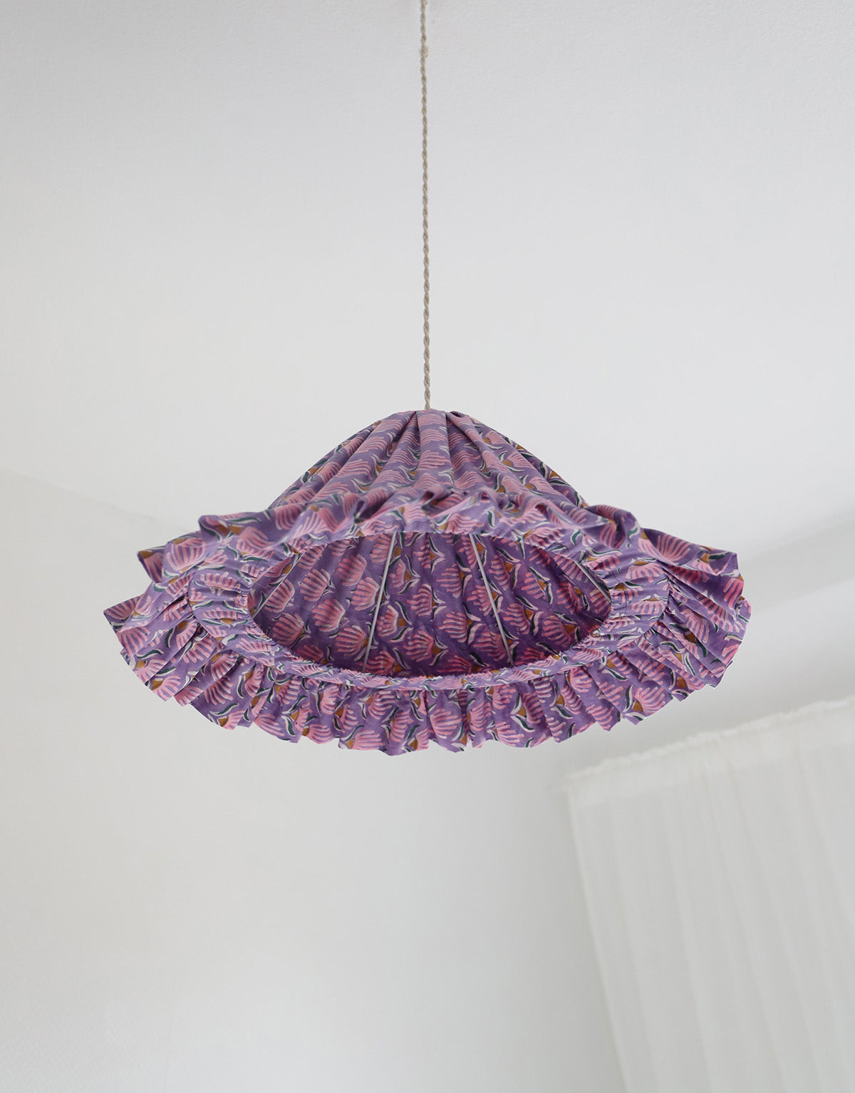 Suspension conique avec volant Emilia "purple shell flowers"