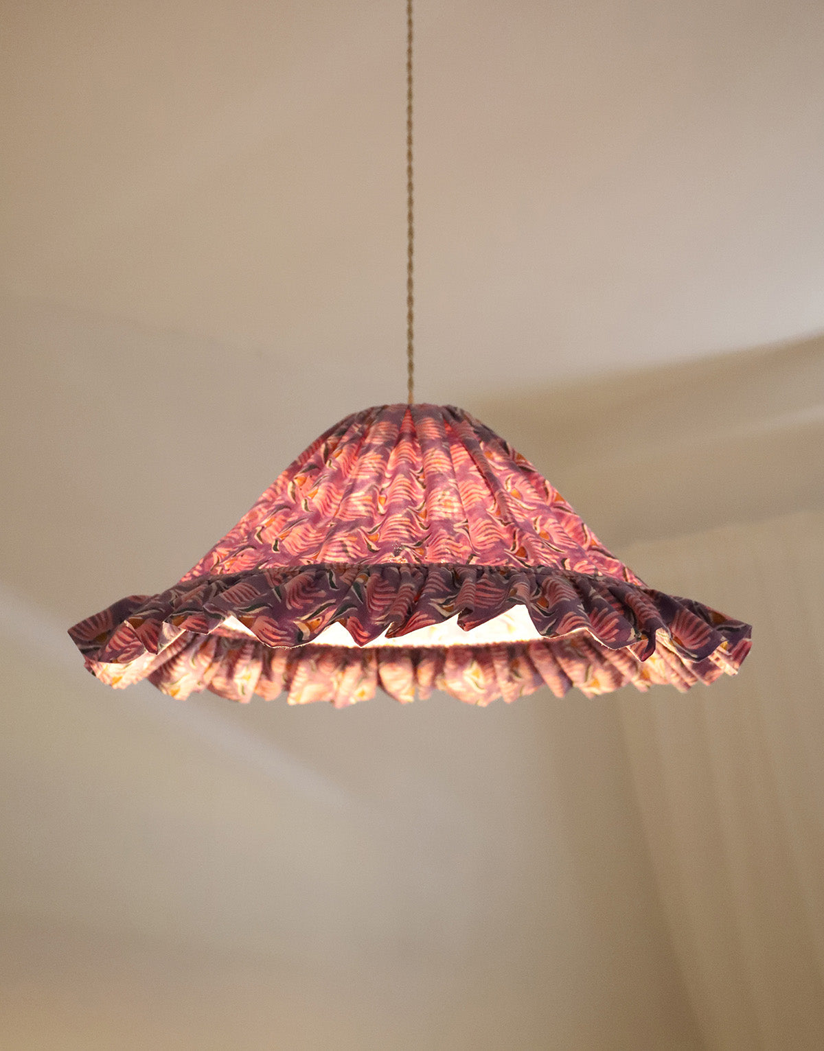 Suspension conique avec volant Emilia "purple shell flowers"
