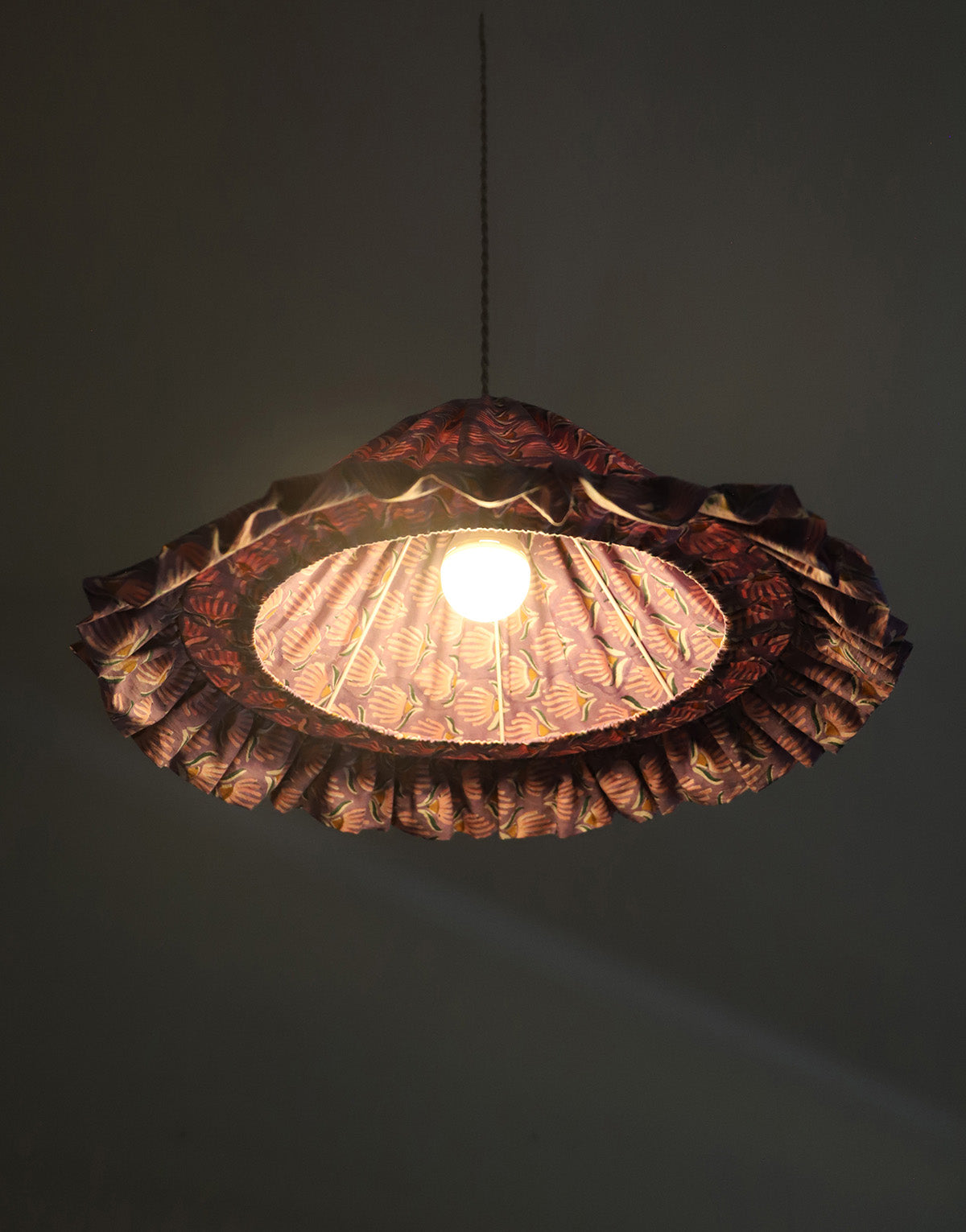 Suspension conique avec volant Emilia "purple shell flowers"