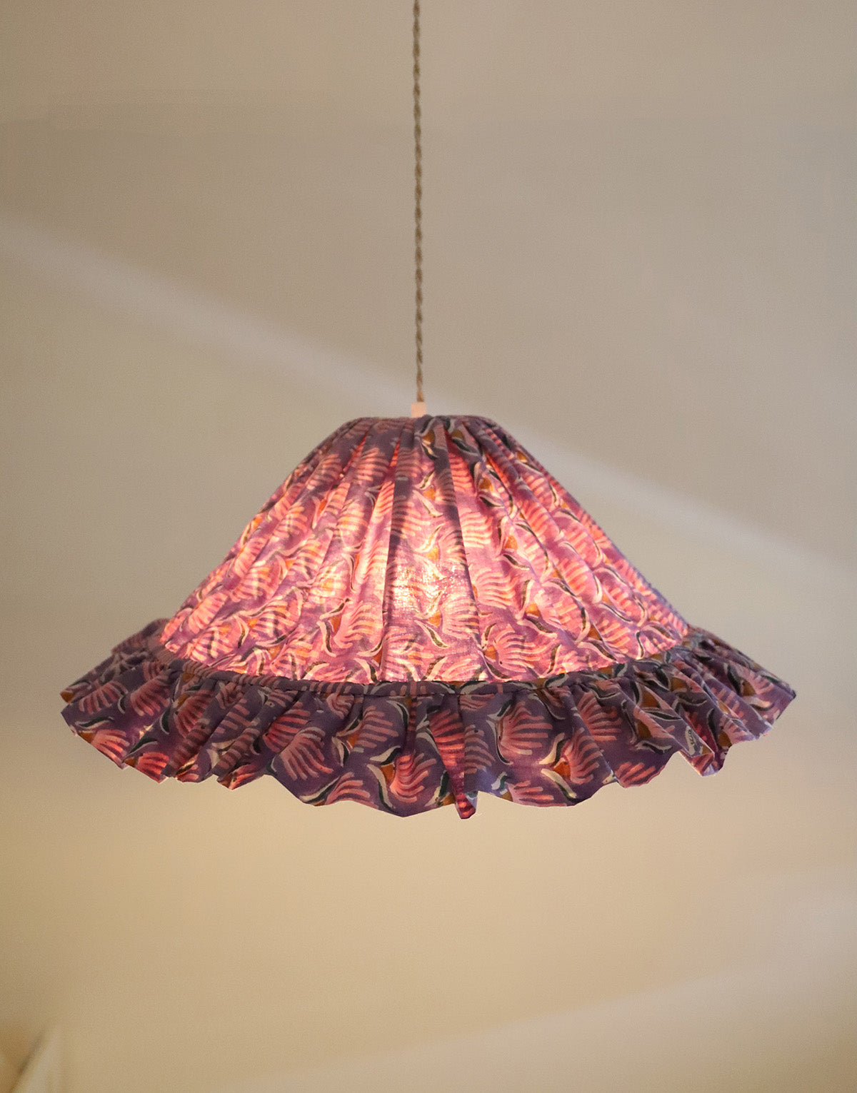 Suspension conique avec volant Emilia "purple shell flowers"