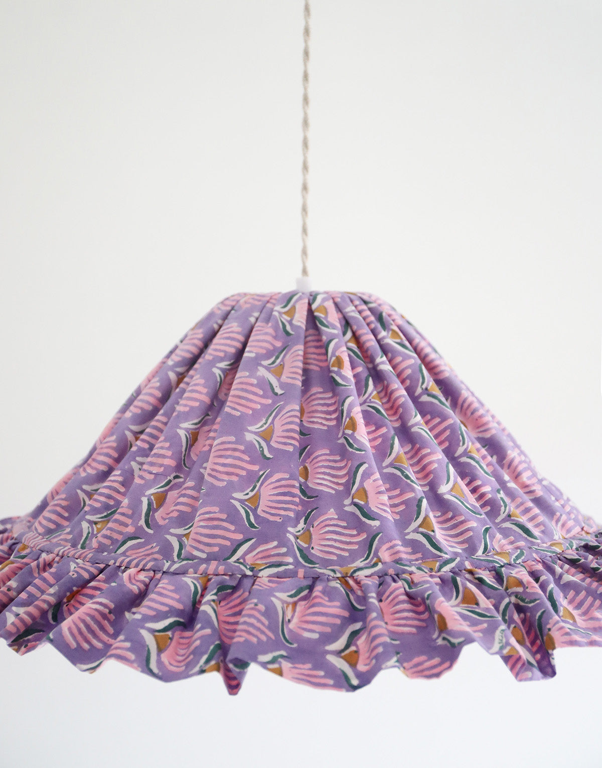 Suspension conique avec volant Emilia "purple shell flowers"