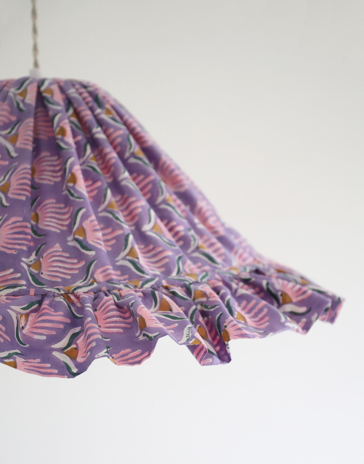 Suspension conique avec volant Emilia "purple shell flowers"