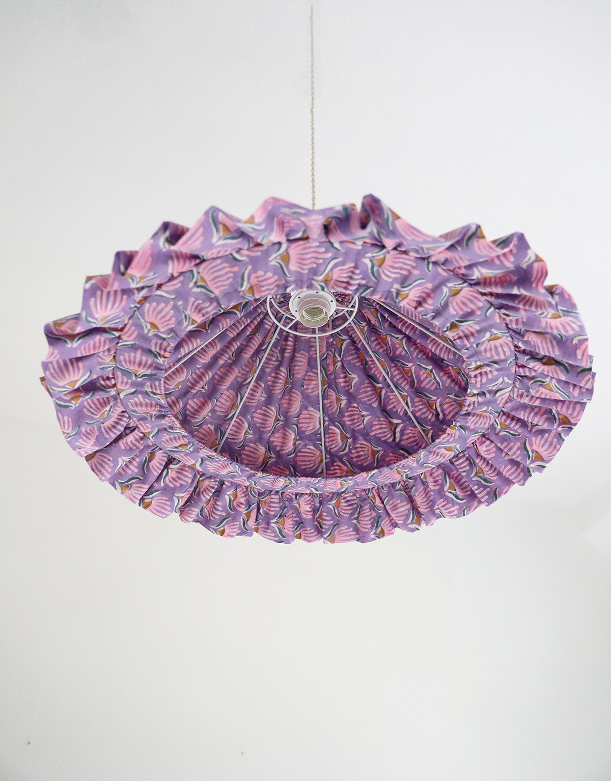 Suspension conique avec volant Emilia "purple shell flowers"