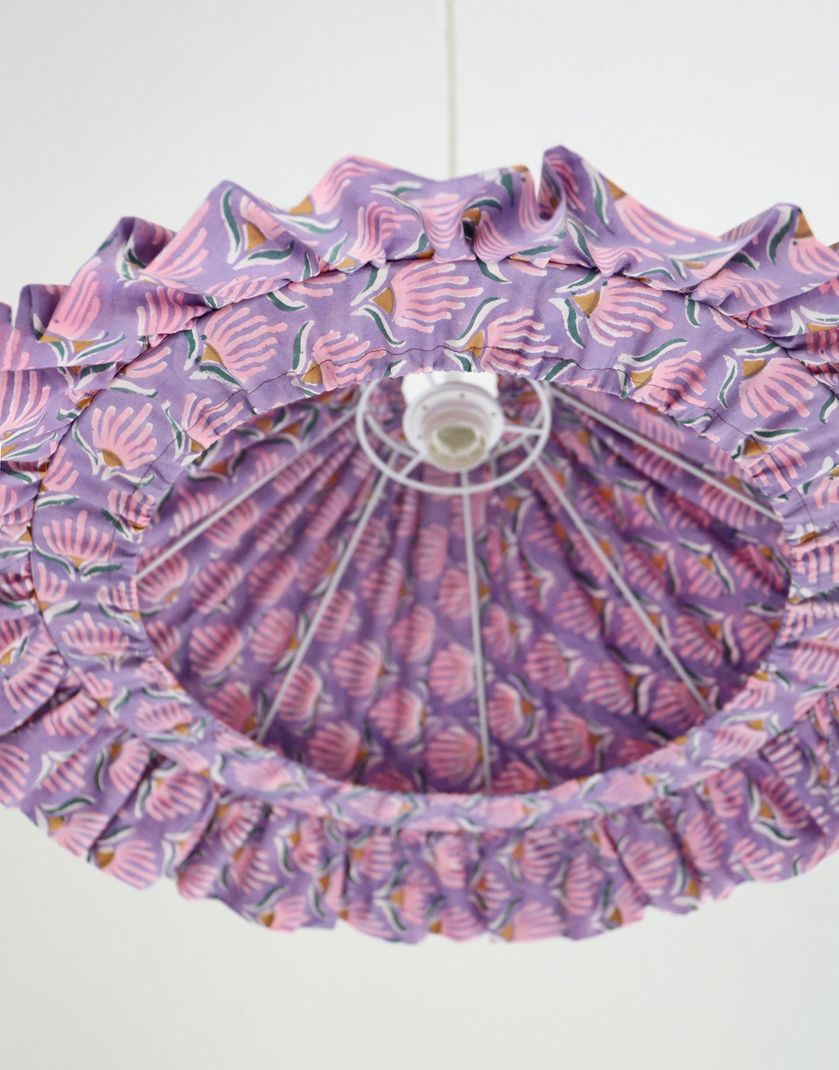Suspension conique avec volant Emilia "purple shell flowers"