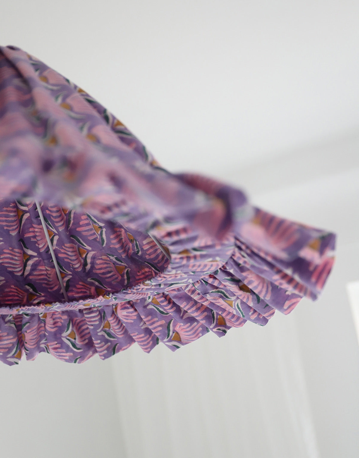 Suspension conique avec volant Emilia "purple shell flowers"