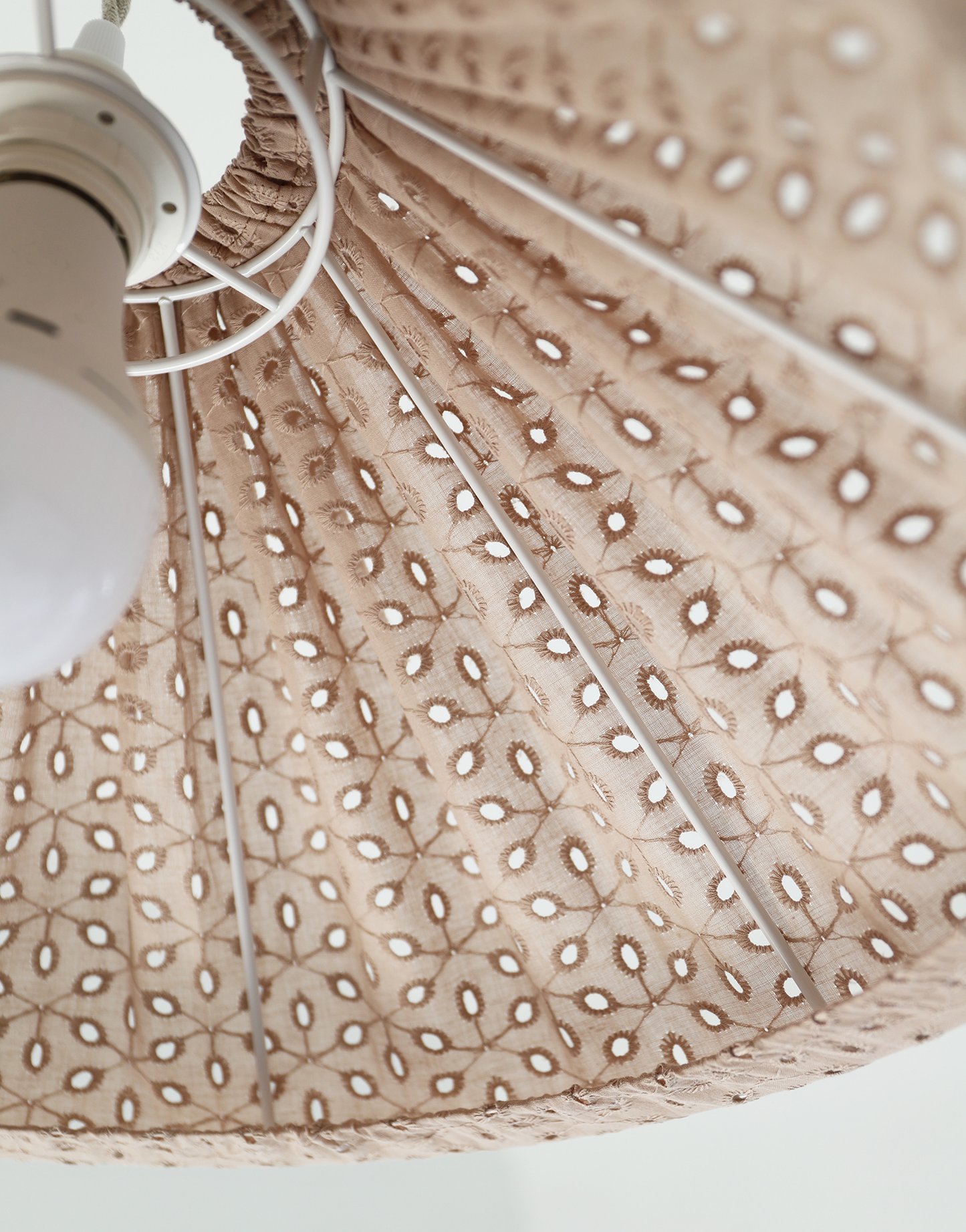 Suspension conique ajourée Malala "broderie anglaise"