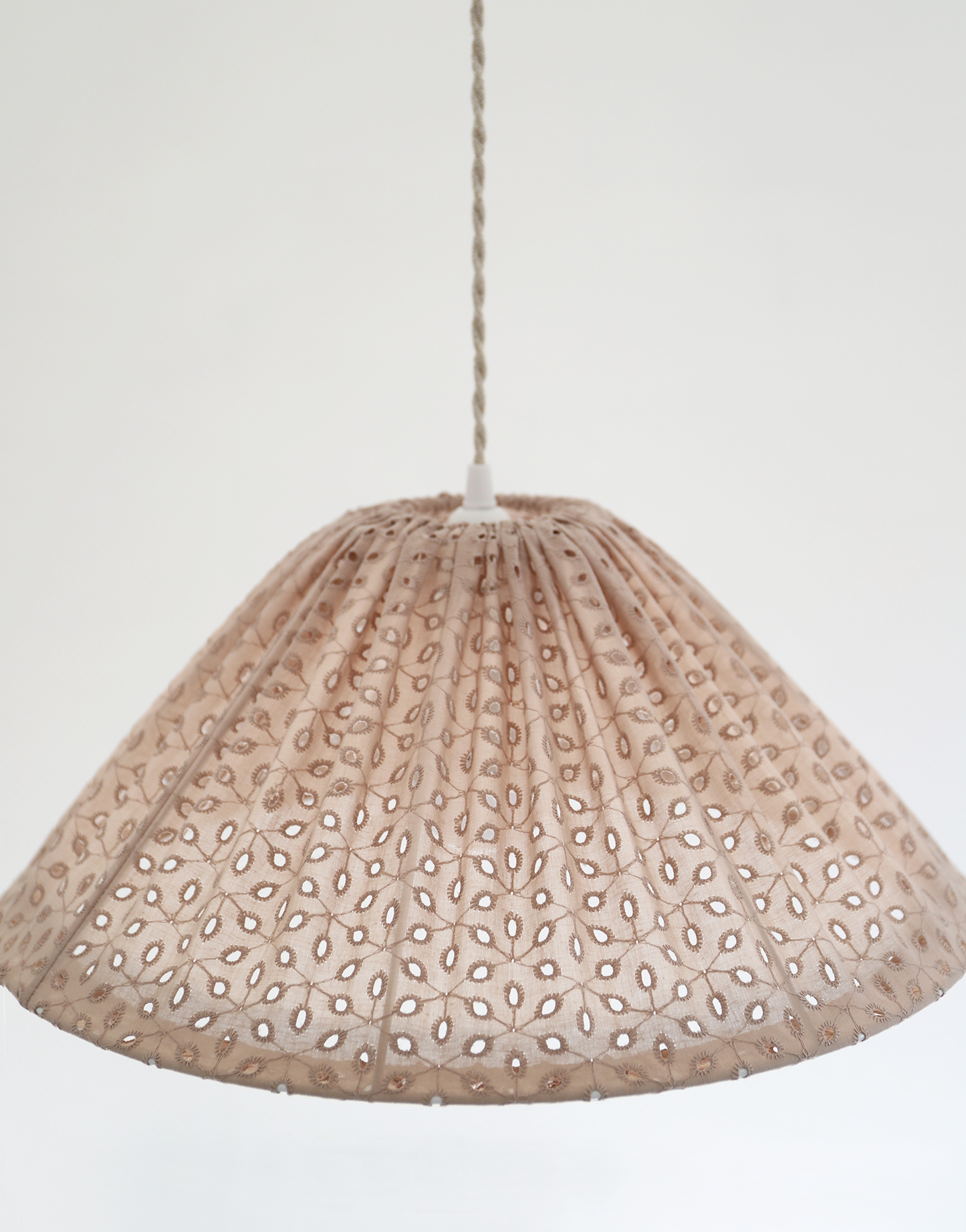 Suspension conique ajourée Malala "broderie anglaise"
