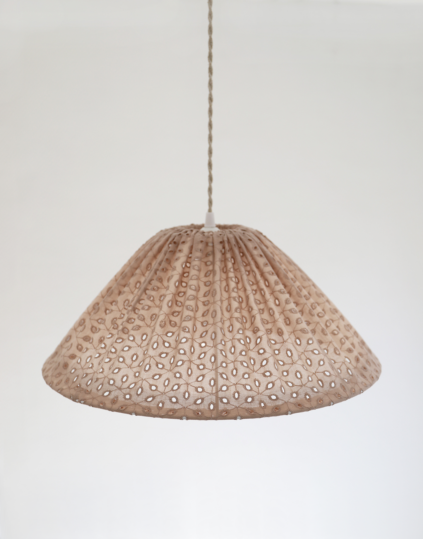 Suspension conique ajourée Malala "broderie anglaise"