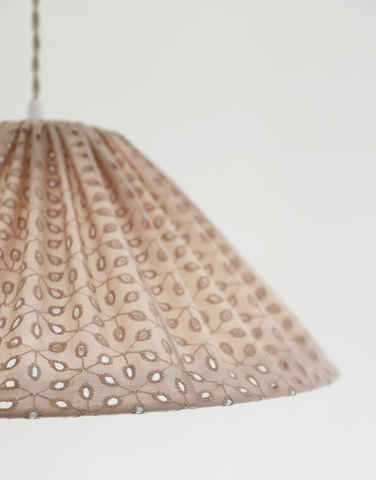 Suspension conique ajourée Malala "broderie anglaise"