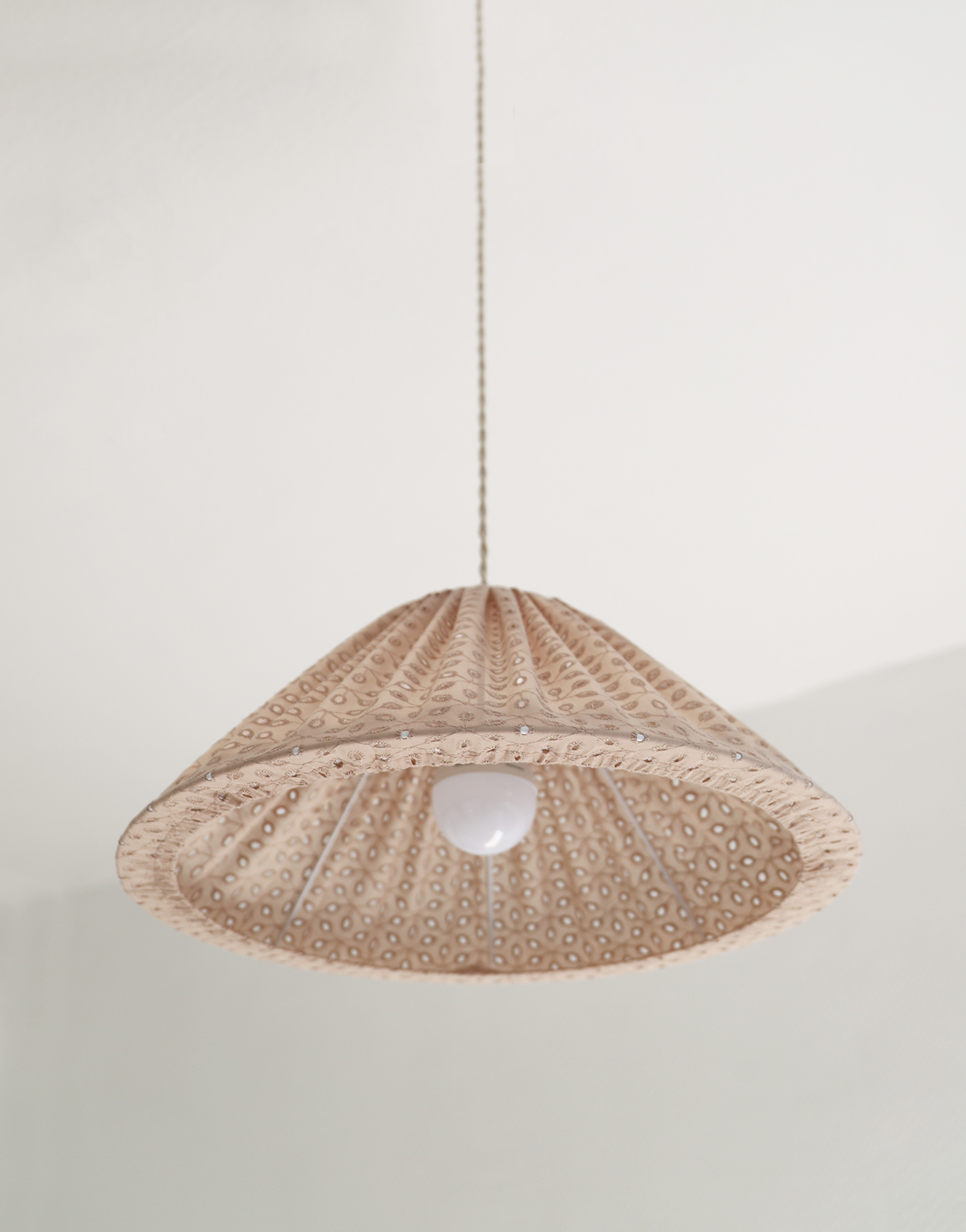 Suspension conique ajourée Malala "broderie anglaise"