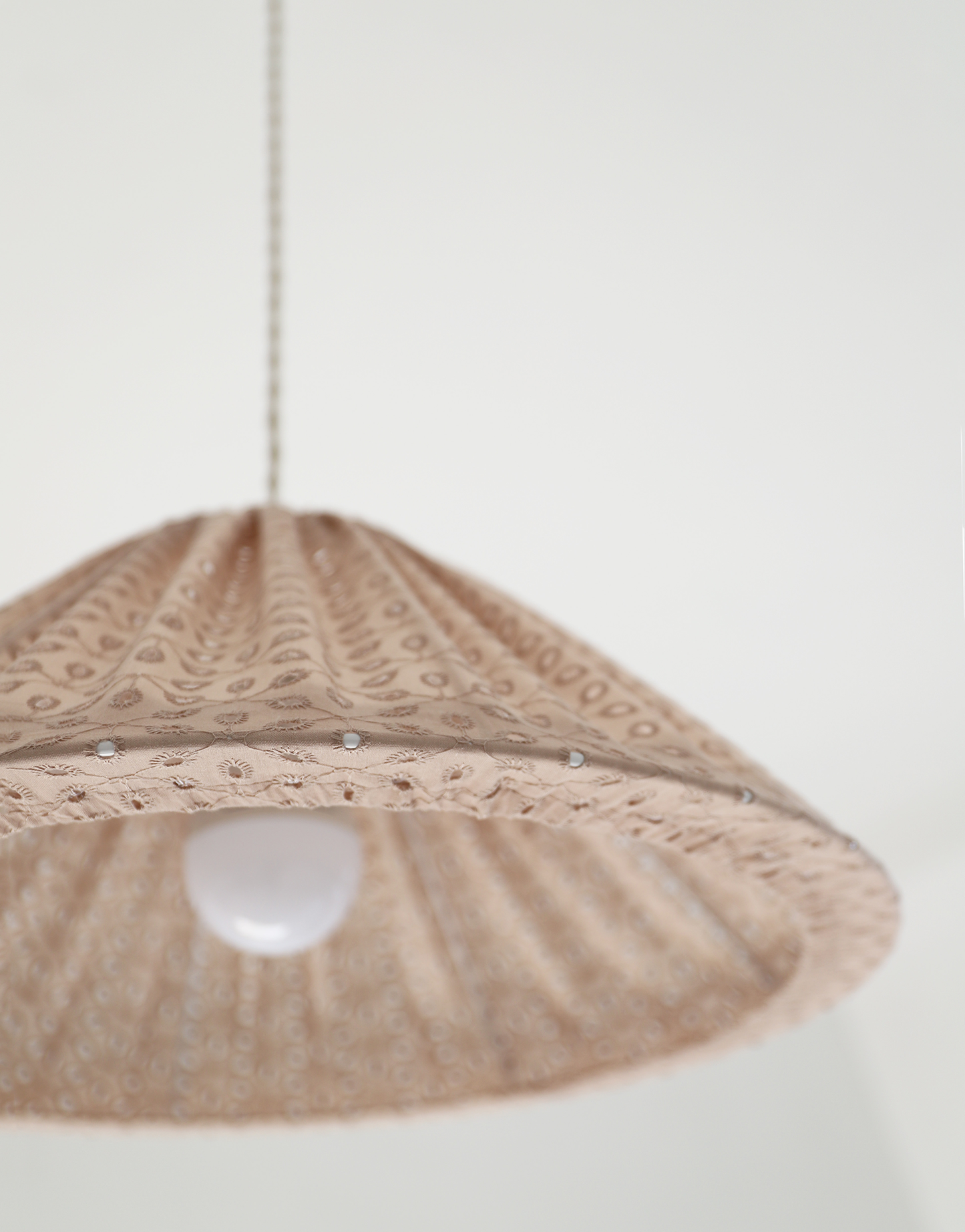Suspension conique ajourée Malala "broderie anglaise"