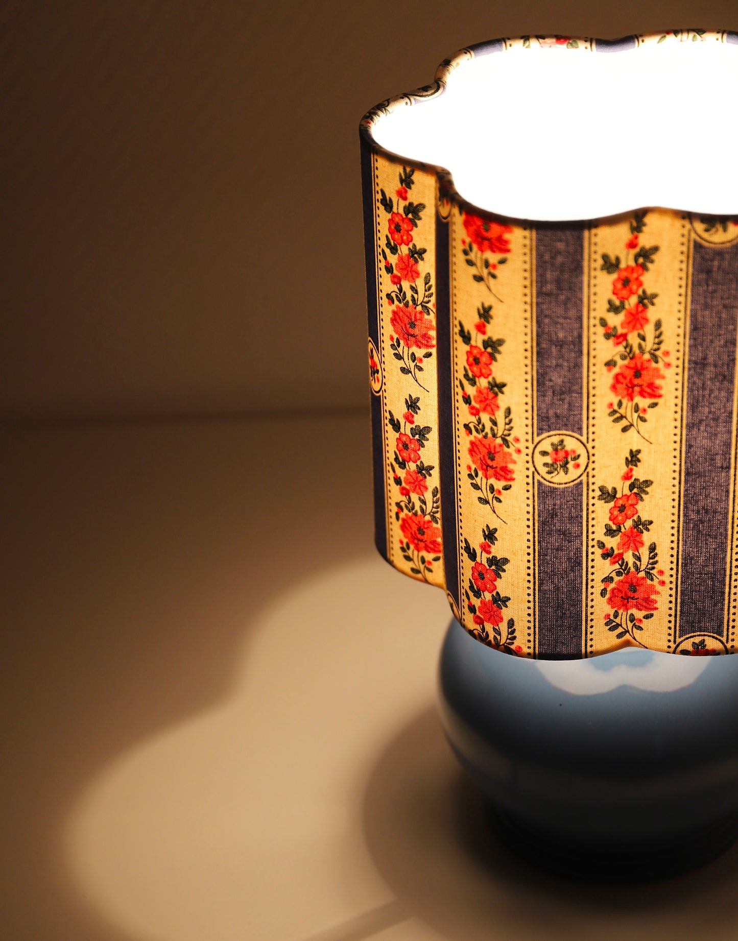 Lampe à poser vintage, pied boule années '80 et abat-jour imprimé
