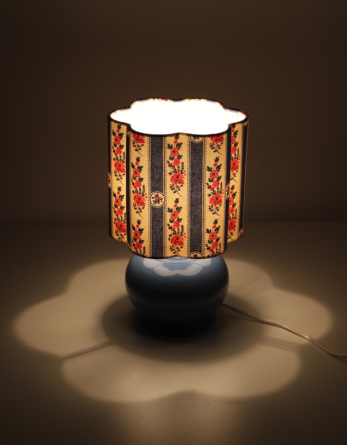 Lampe à poser vintage, pied boule années '80 et abat-jour imprimé