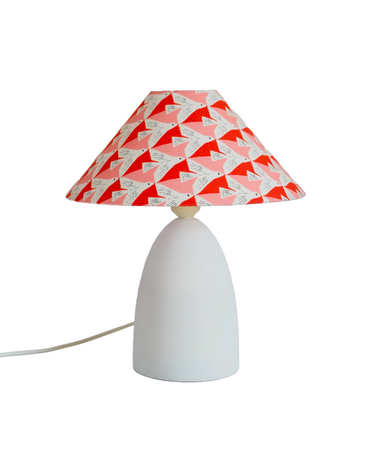 Petite lampe à poser avec pied en céramique et abat-jour coolie imprimé