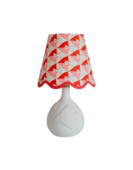 Petite lampe à poser avec pied en céramique et abat-jour festonné imprimé