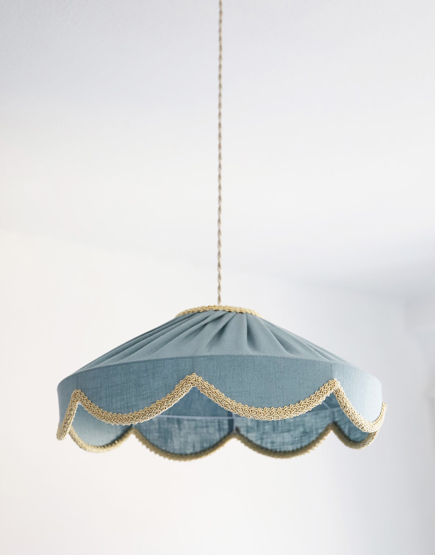 Suspension forme florale unie Cosette "mineral bleu"