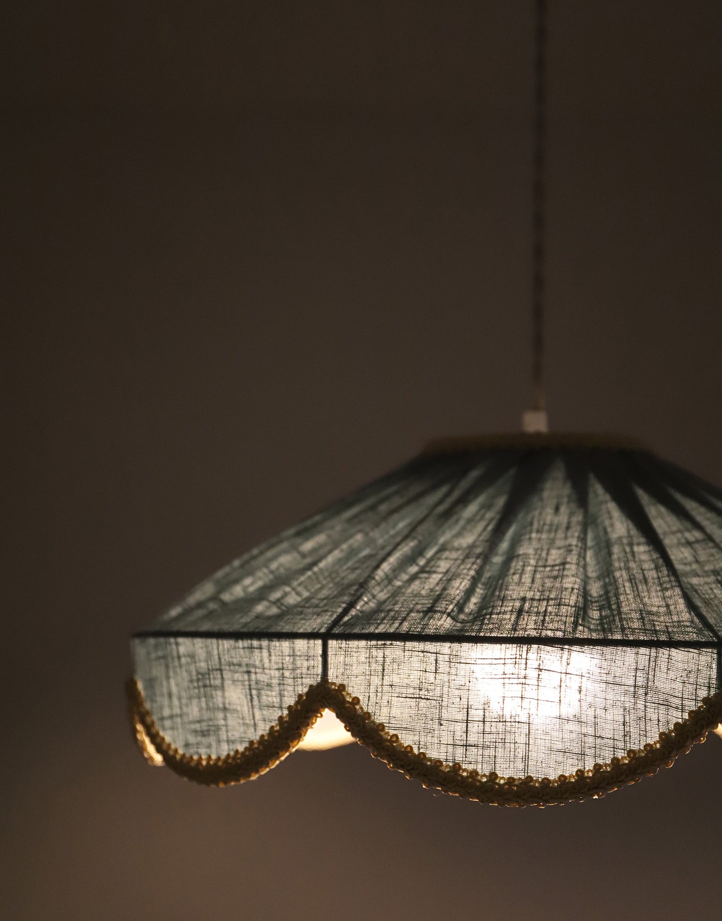 Suspension forme florale unie Cosette "mineral bleu"
