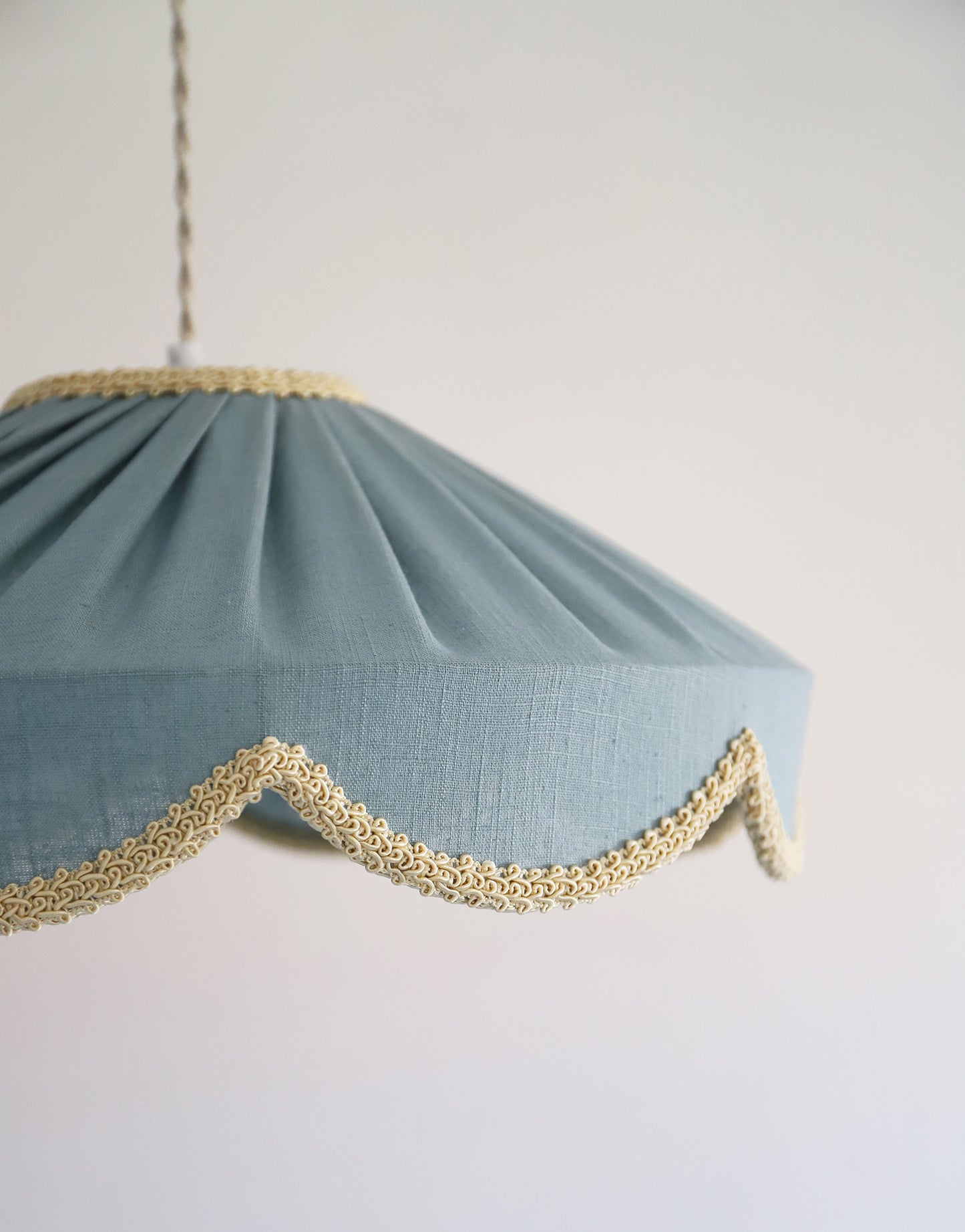 Suspension forme florale unie Cosette "mineral bleu"