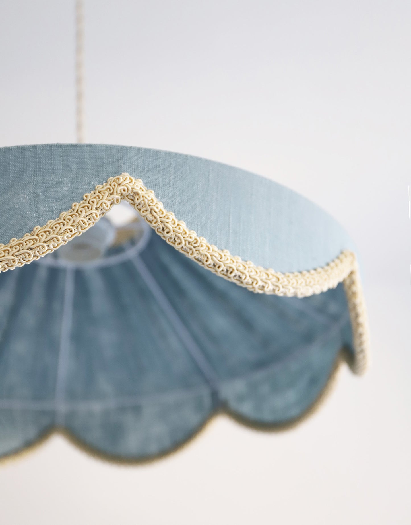 Suspension forme florale unie Cosette "mineral bleu"