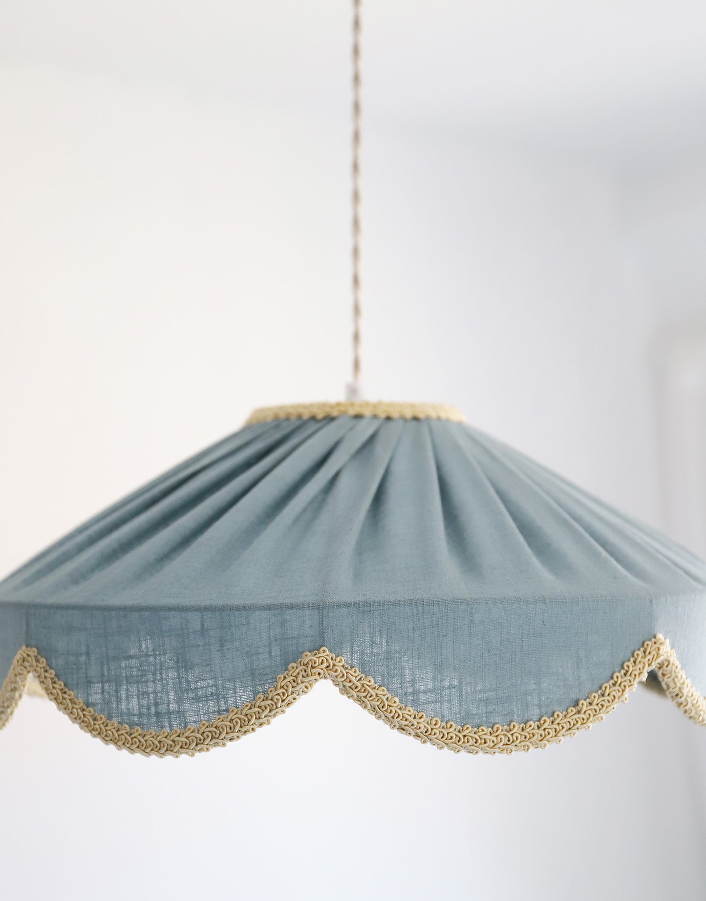 Suspension forme florale unie Cosette "mineral bleu"