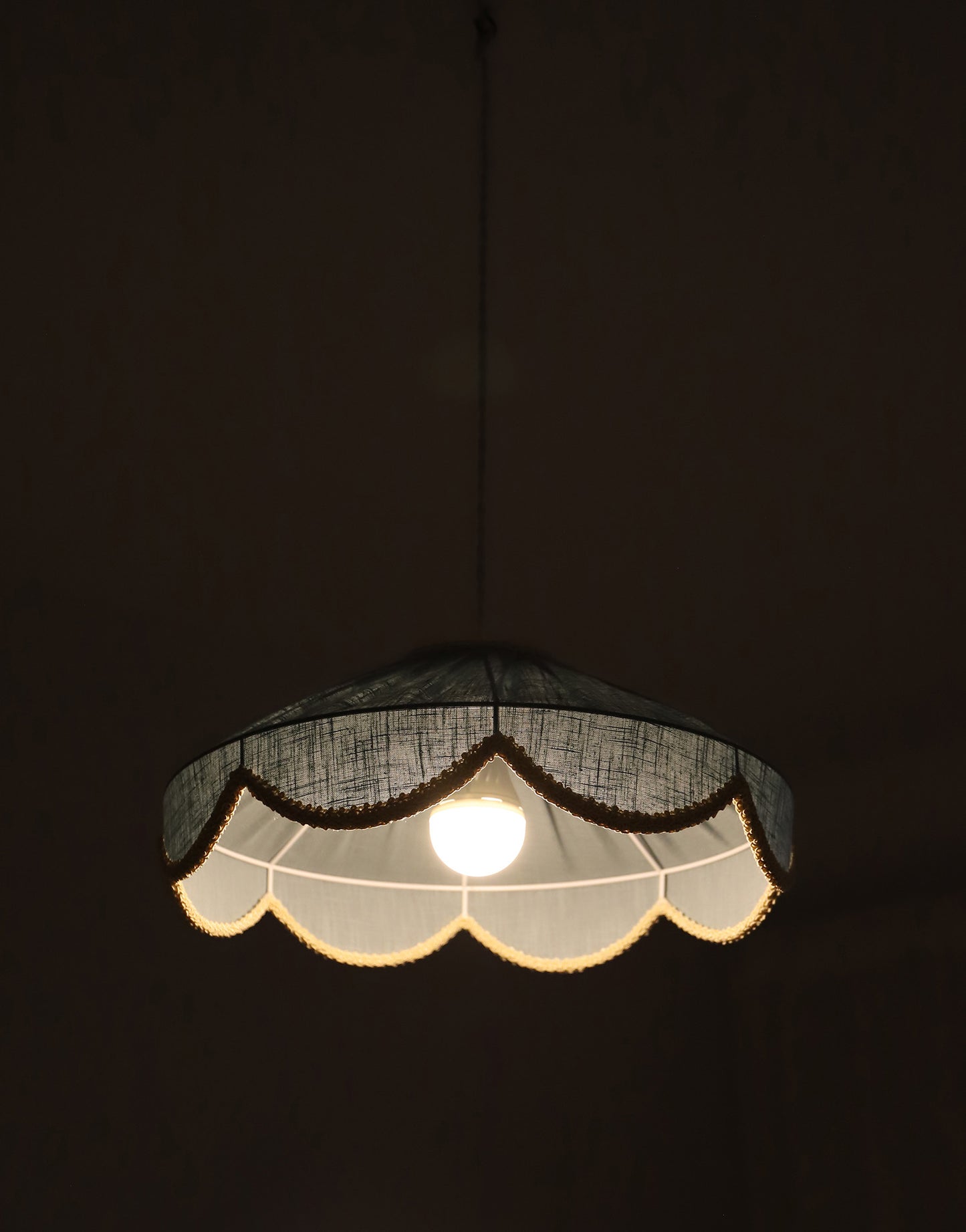 Suspension forme florale unie Cosette "mineral bleu"