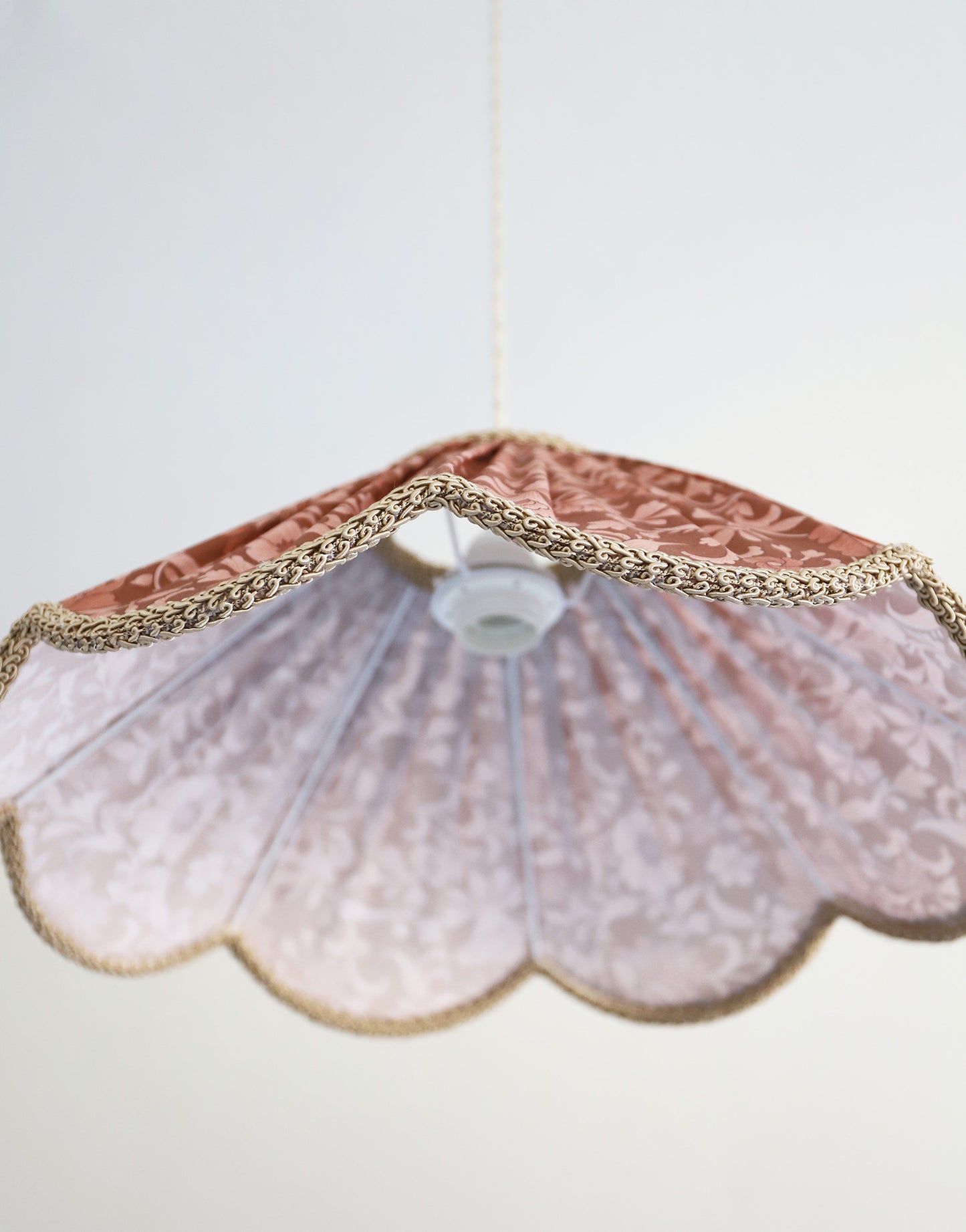 Suspension forme florale imprimée Françoise "auburn flowers"