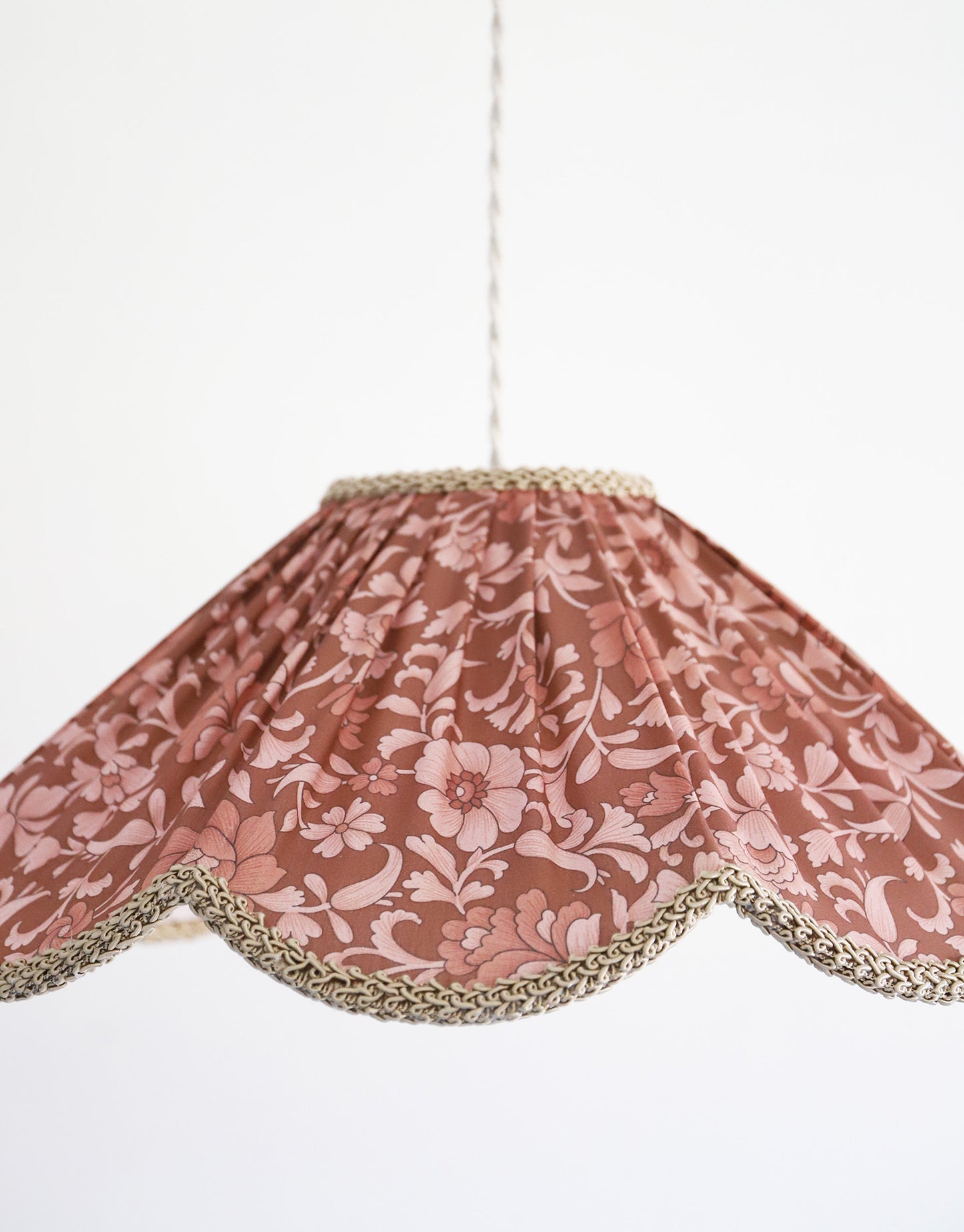 Suspension forme florale imprimée Françoise "auburn flowers"