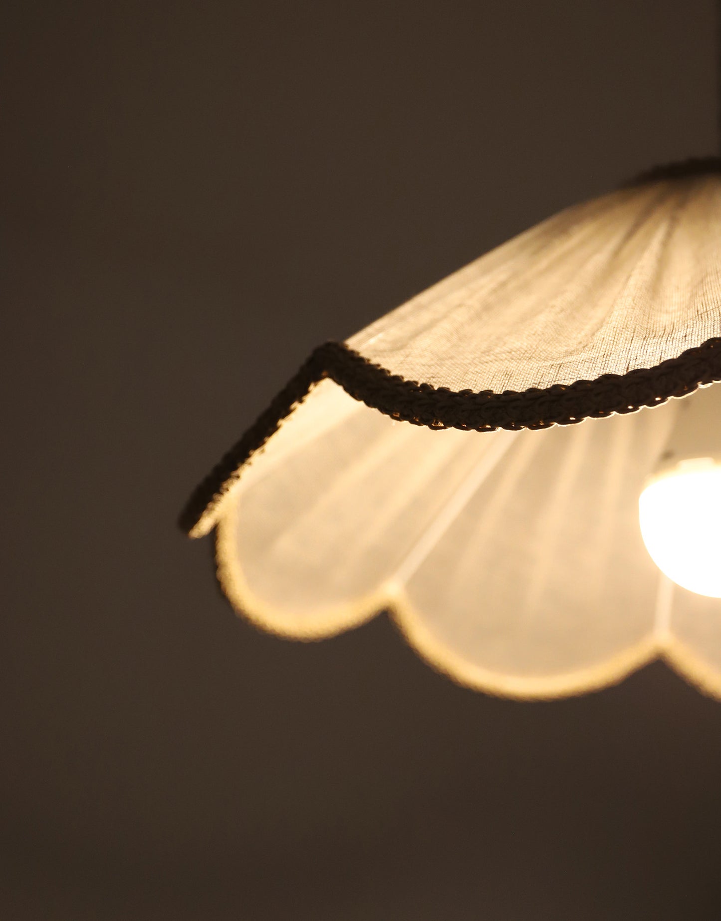 Suspension forme florale unie Françoise "classic beige"