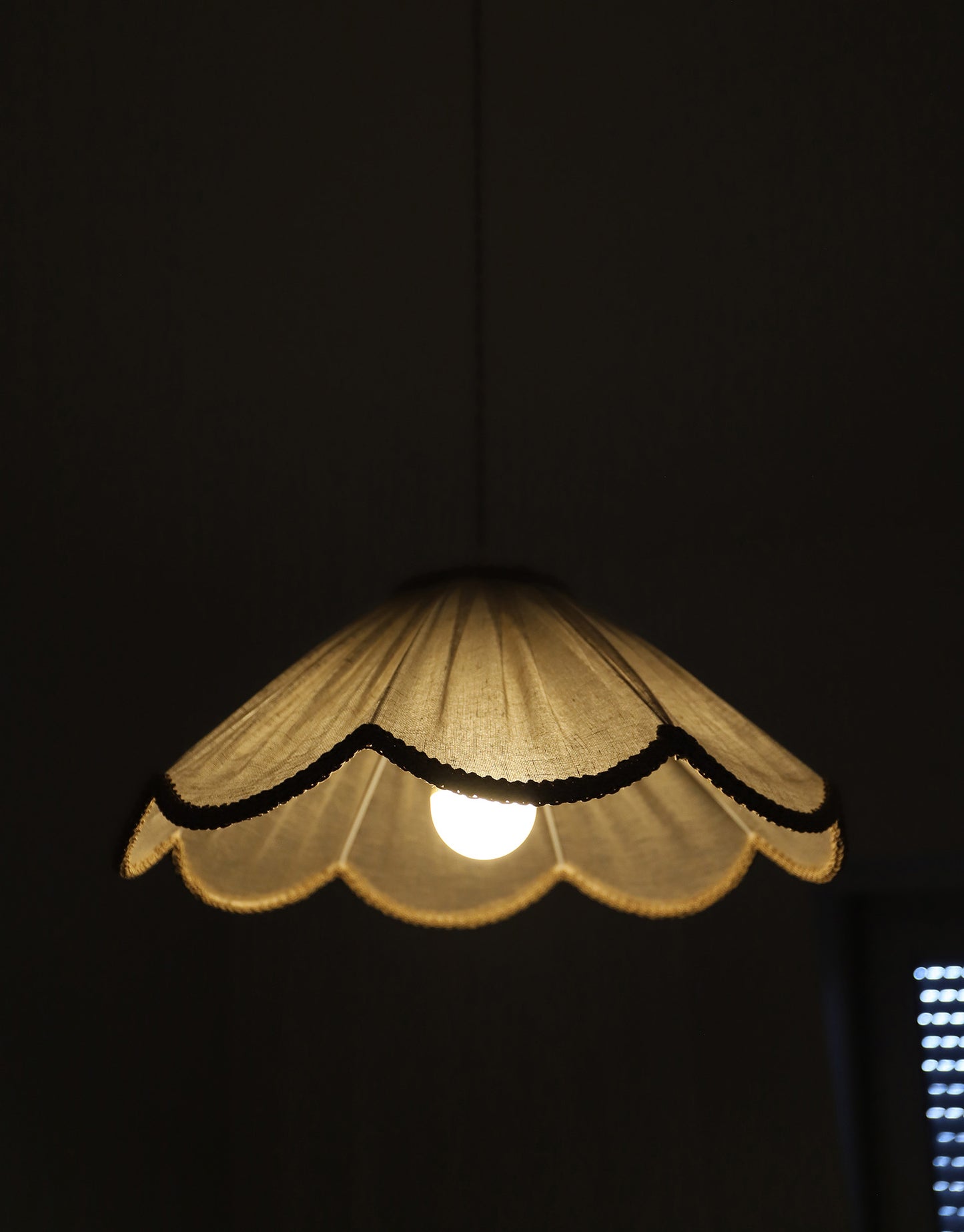 Suspension forme florale unie Françoise "classic beige"