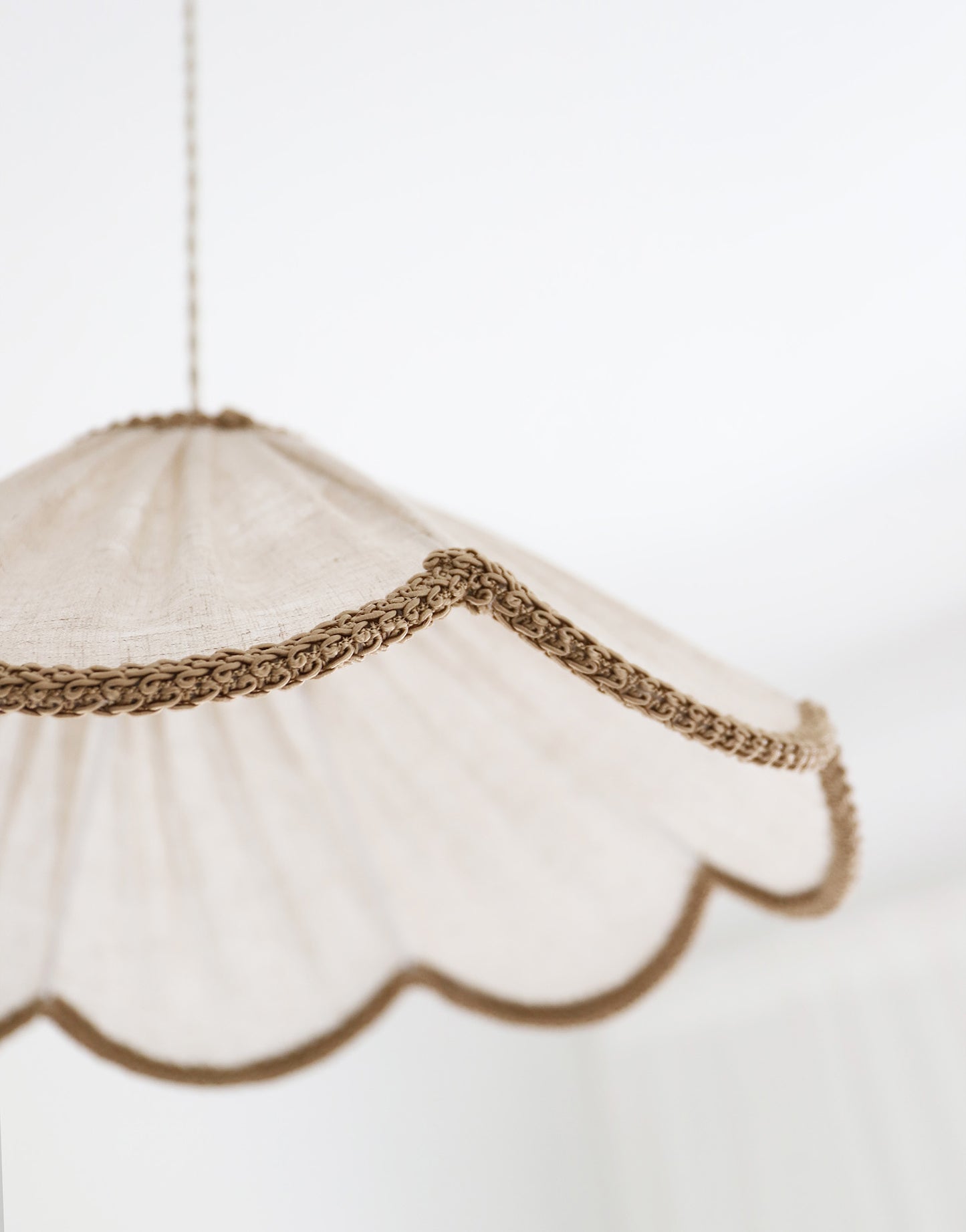 Suspension forme florale unie Françoise "classic beige"