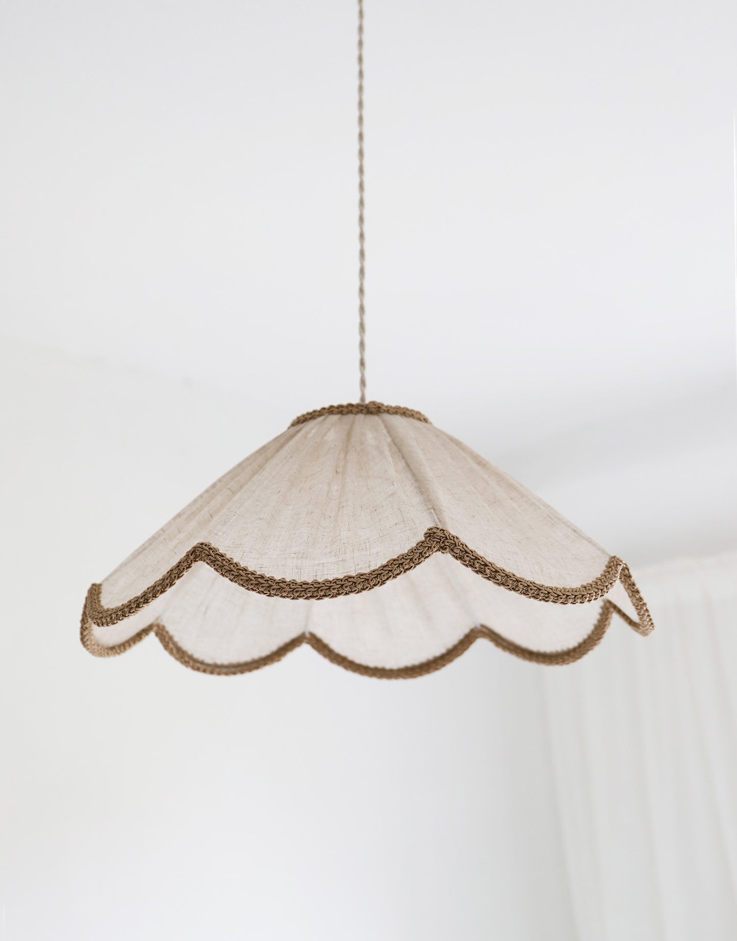 Suspension forme florale unie Françoise "classic beige"