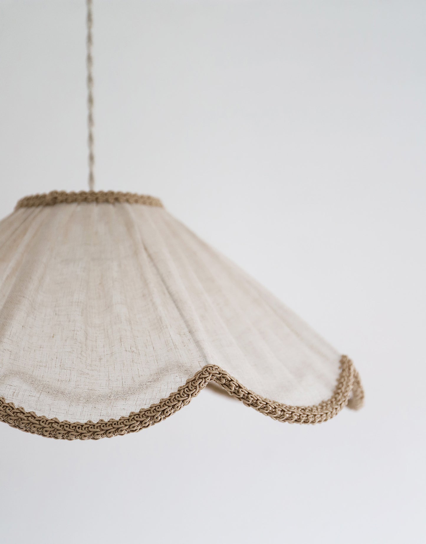 Suspension forme florale unie Françoise "classic beige"