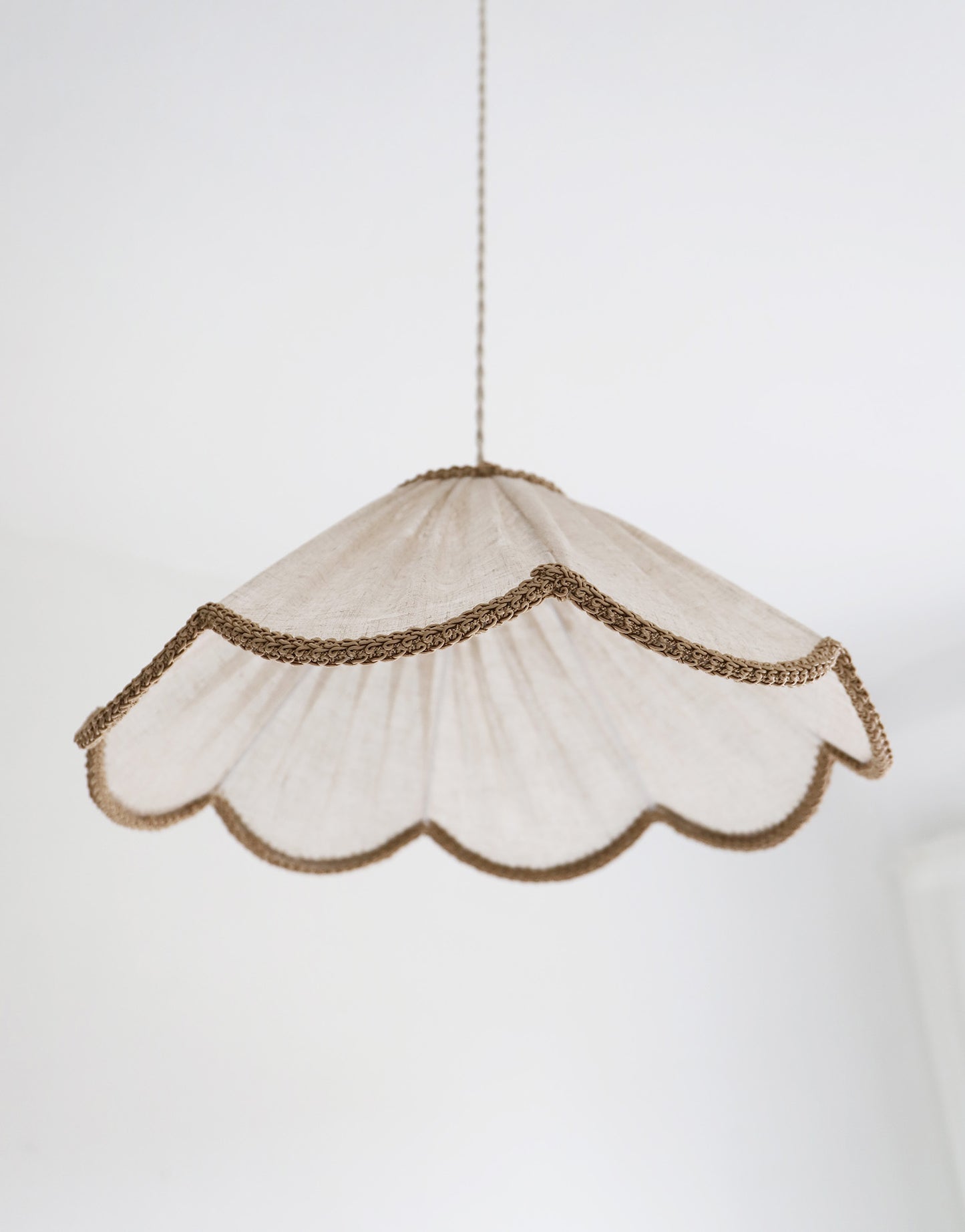 Suspension forme florale unie Françoise "classic beige"
