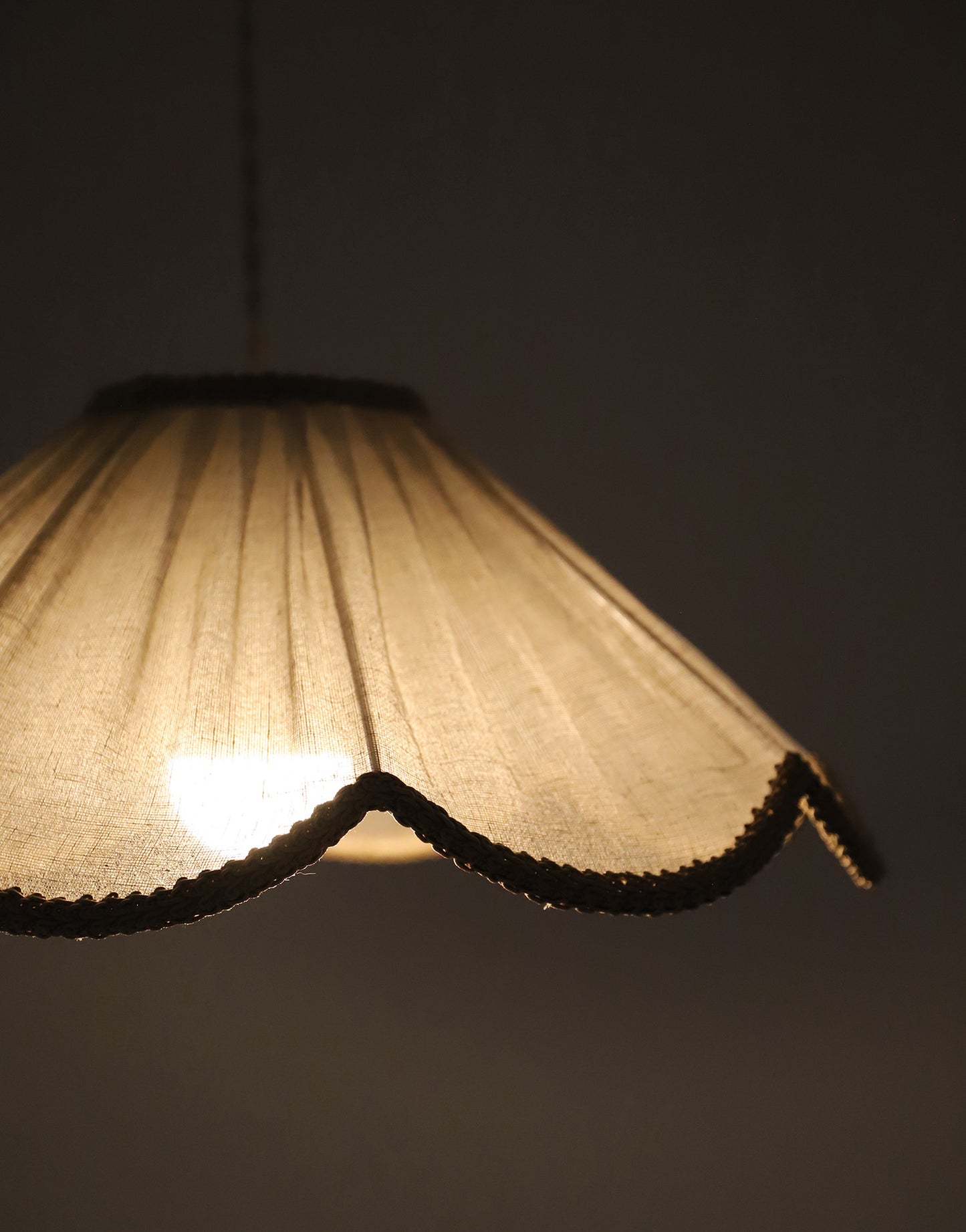Suspension forme florale unie Françoise "classic beige"