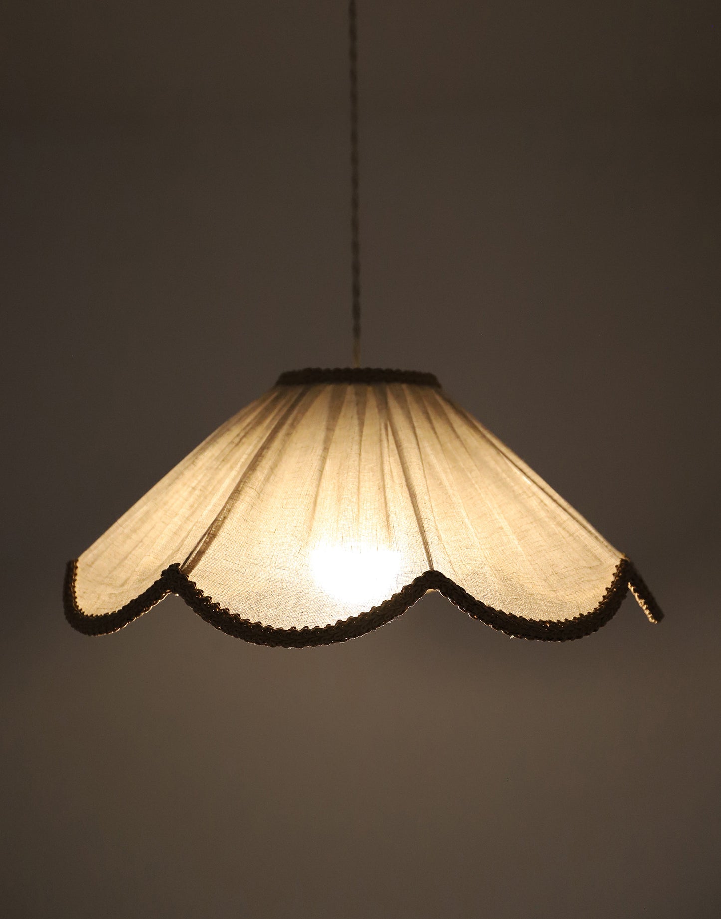 Suspension forme florale unie Françoise "classic beige"