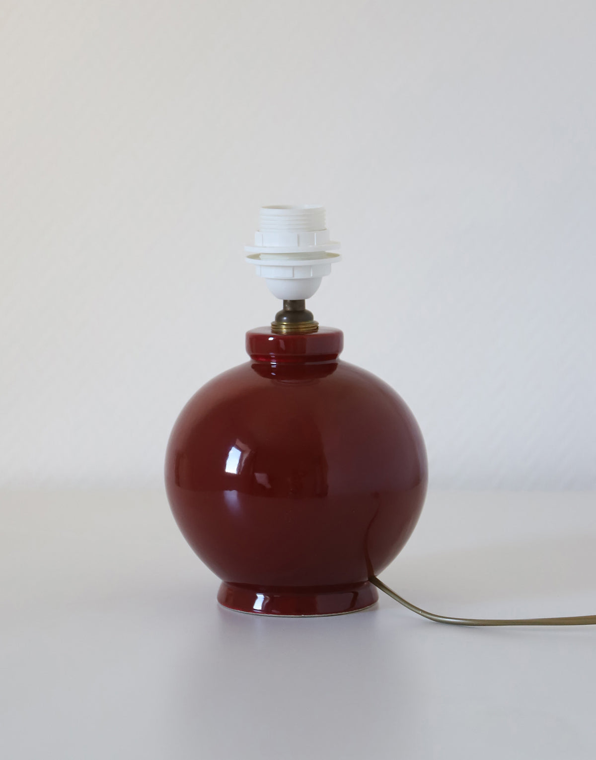 Lampe vintage recyclée — pied céramique bordeaux, abat-jour voile fleuri