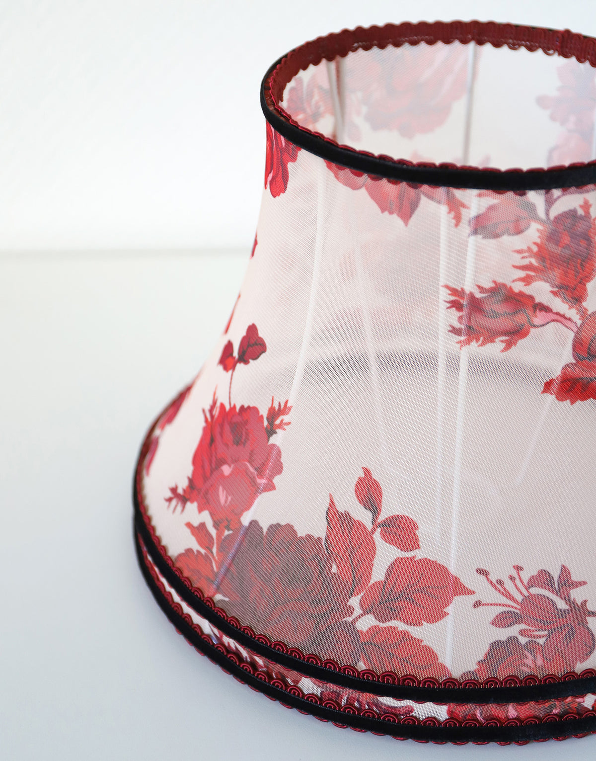 Lampe vintage recyclée — pied céramique bordeaux, abat-jour voile fleuri