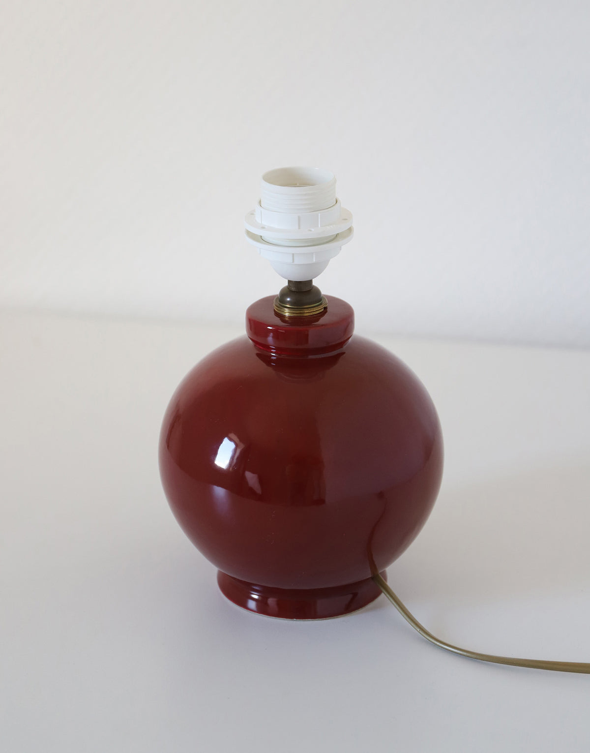 Lampe vintage recyclée — pied céramique bordeaux, abat-jour voile fleuri